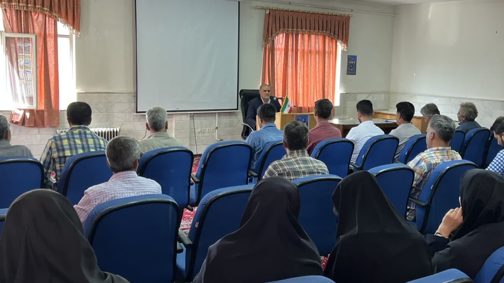 برگزاری کارگاه آموزشی با عنوان قانون رسیدگی به تخلفات اداری، قانون سلامت اداری، تجربه نگاری ویژه دهیاران بخش نوبران شهرستان ساوه