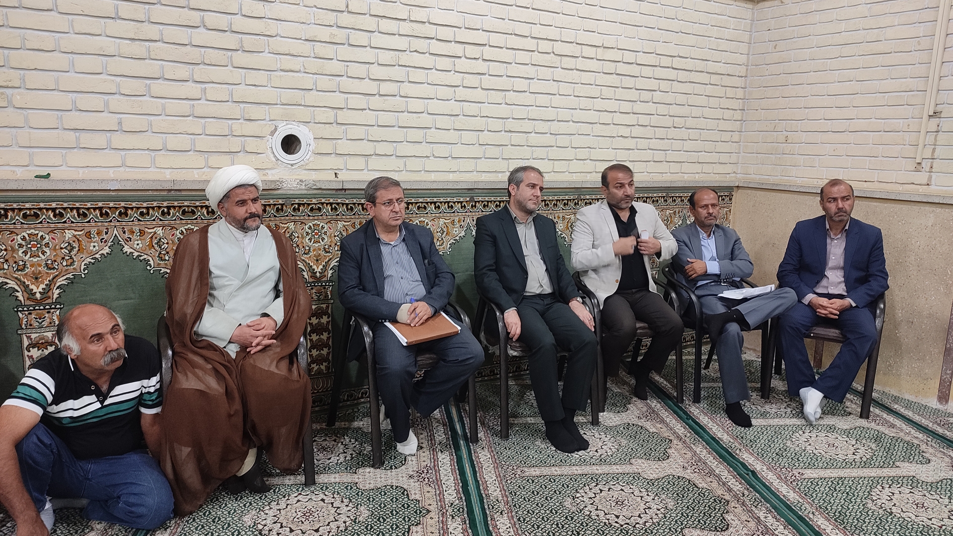 نشست صمیمی فرماندار ویژه شهرستان ساوه  با کسبه و بازاریان