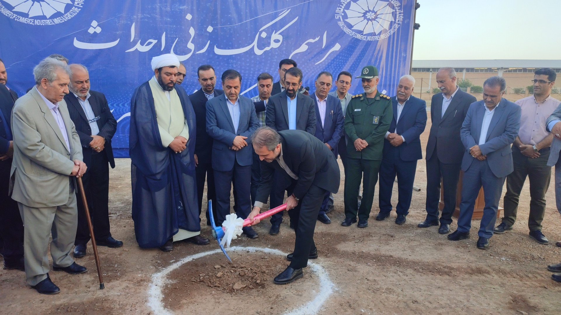 تجلیل از صنعتگران، مسئولین حامی صنعت و تولید و کلنگ‌زنی اتاق بازرگانی در محل ساوه