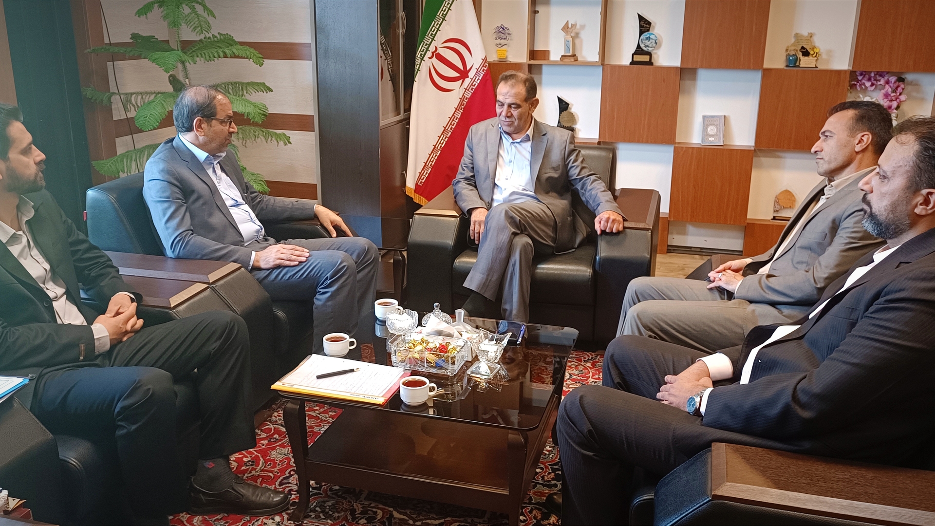 دیدار و نشست سرپرست فرمانداری شهرستان شازند با  مدیرکل بنیاد شهید و امور ایثارگران استان مرکزی .