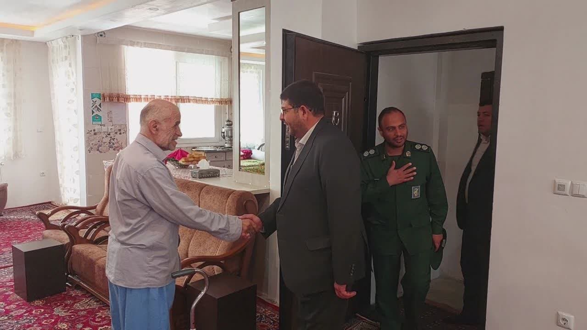 روز گذشته به مناسبت روز دحوالارض محمد رضا رضایی فرماندار شهرستان تفرش به همراه عده ای مسئولین شهرستانی به دیدار جانباز سرافراز اکبر بیاتی رفتند.