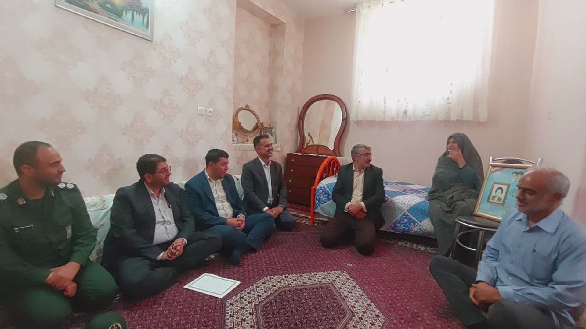 روز گذشته به مناسبت روز دحوالارض فرماندار شهرستان تفرش به اتفاق تعدادی از مسئولین با مادر شهید محمد رضا مشهدی دیدار کرد.