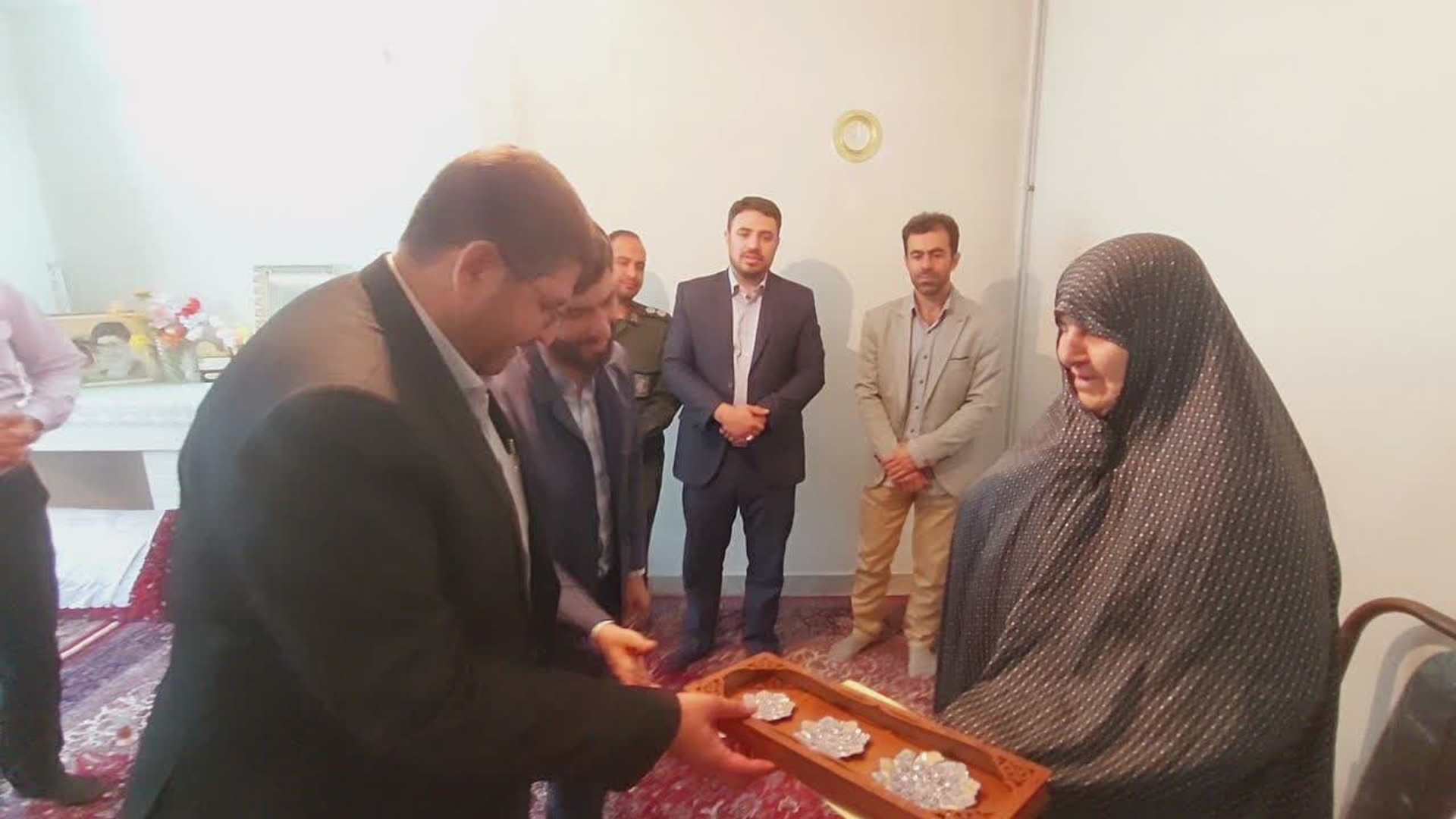 روز گذشته به مناسبت روز دحوالارض محمدرضا رضایی فرماندار شهرستان تفرش به همراه پیرایش ورزش و جوانان استان مرکزی و با تعدادی از مسئولین استانی و شهرستانی به دیدار مادر شهید محسن خلچانی رفتند.