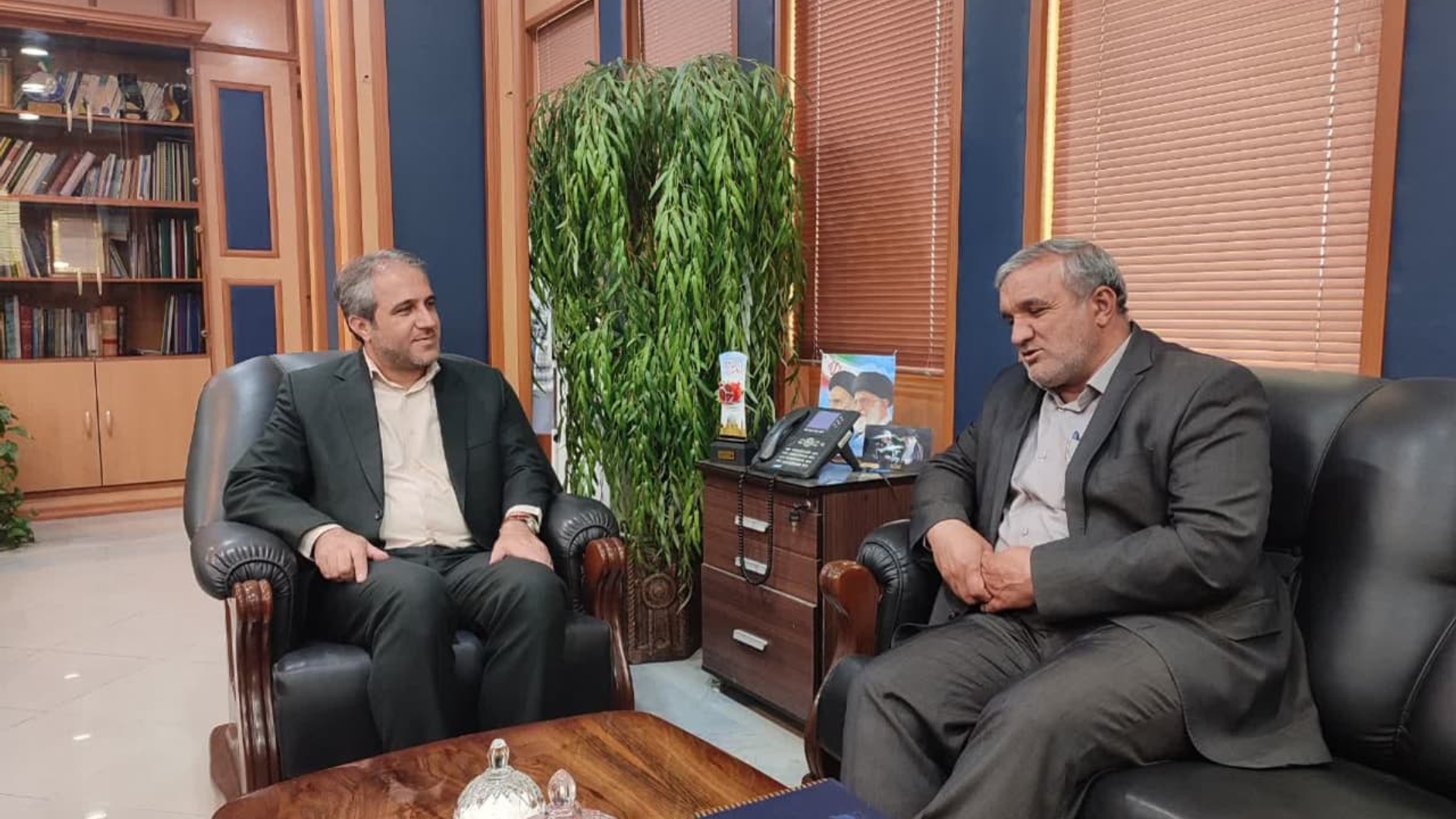 عسگری مدیر کل بنیاد مسکن انقلاب اسلامی با مهدی الیاسی معاون استاندار و فرماندار ویژه شهرستان ساوه دیدار و گفتگو کرد.