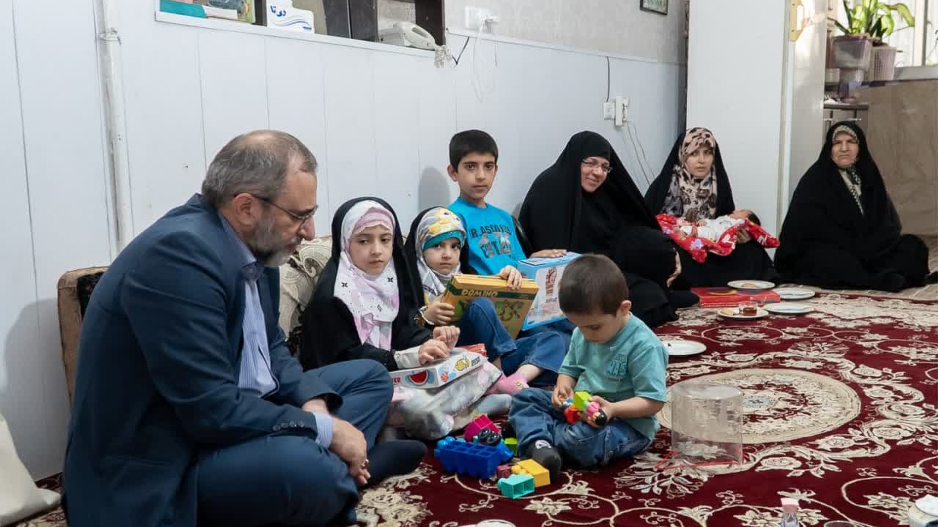 حضور دکتر مخلص الائمه ،استاندارمرکزی ، جناب آقای نظری معاون سیاسی ، امنیتی و اجتماعی استانداری و خانم مفتح زاده ، مدیر کل امورزنان و خانواده استانداری مرکزی و مدیر کل راه و شهرسازی استان در منزل آقای محمدی خانواده خوش جمعیت و تجلیل از ایشان و تبریک تولد فرزند پنجم خانواده  .  ٢٧-٠٣-١٤٠٢