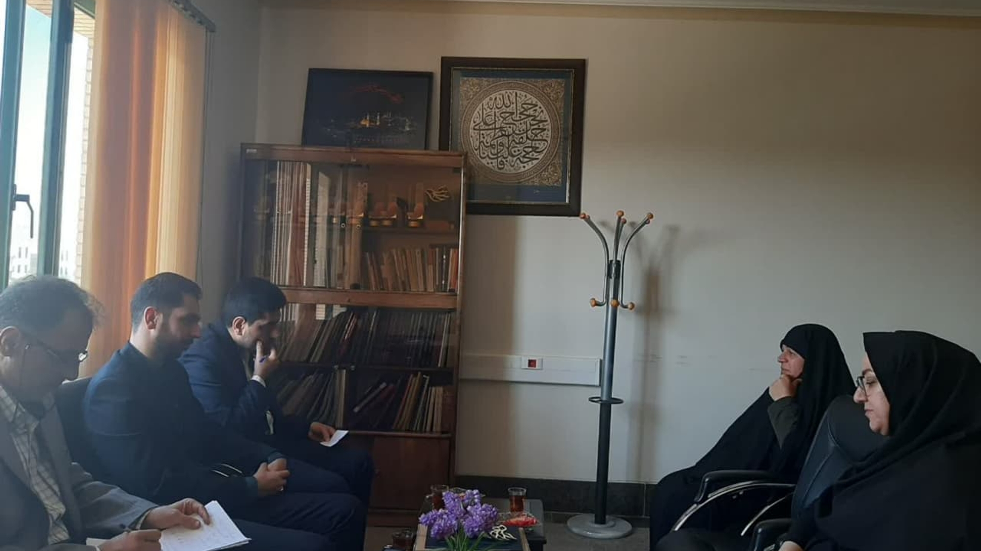 نشست مفتح زاده مدیر کل امور زنان و خانواده استانداری با رئیس پارک علم  وفناوری پیرامون راهکارهای خلاقانه و نوآورانه جهت جوانی جمعیت و ترغیب به فرزند آوری و کاهش تک فرزندی و ارائه پیشنهاداتی از سوی رئیس پارک علم و فناوری دراین زمینه برگزار  گردید   .   ٢٨-٠٣-١٤٠٢