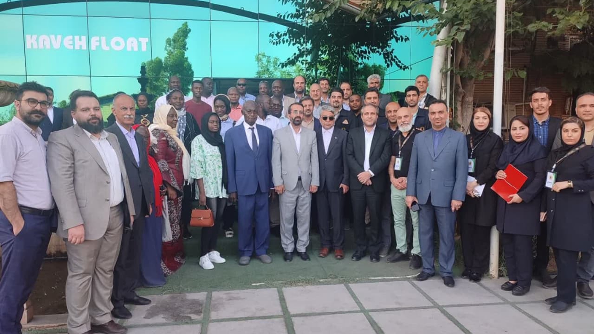 حضور سفیر اوگاندا به همراه گروهی از تجار و بازرگانان این کشور در شهر صنعتی کاوه