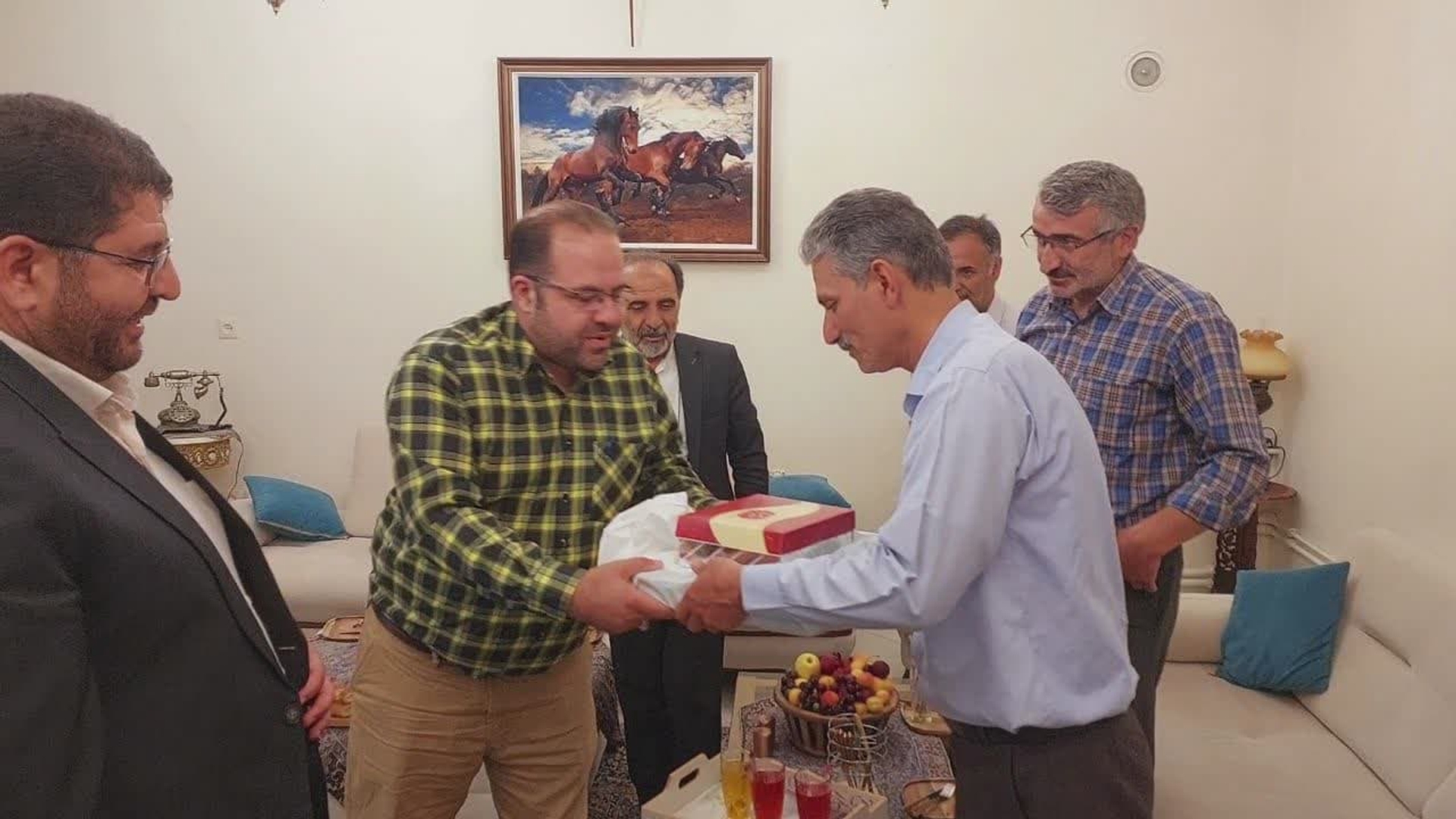 به مناسبت روز جهاد کشاورزی فرماندار شهرستان تفرش به همراه جمعی از مسئولین به دیدار خانواده مویدی معاون فرماندار شهرستان تفرش رفتند.