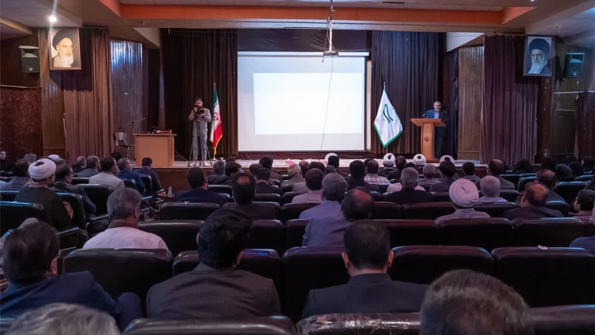 دانشگاهیان موانع تحقق وضع مطلوب را شناسایی و تبیین کنند