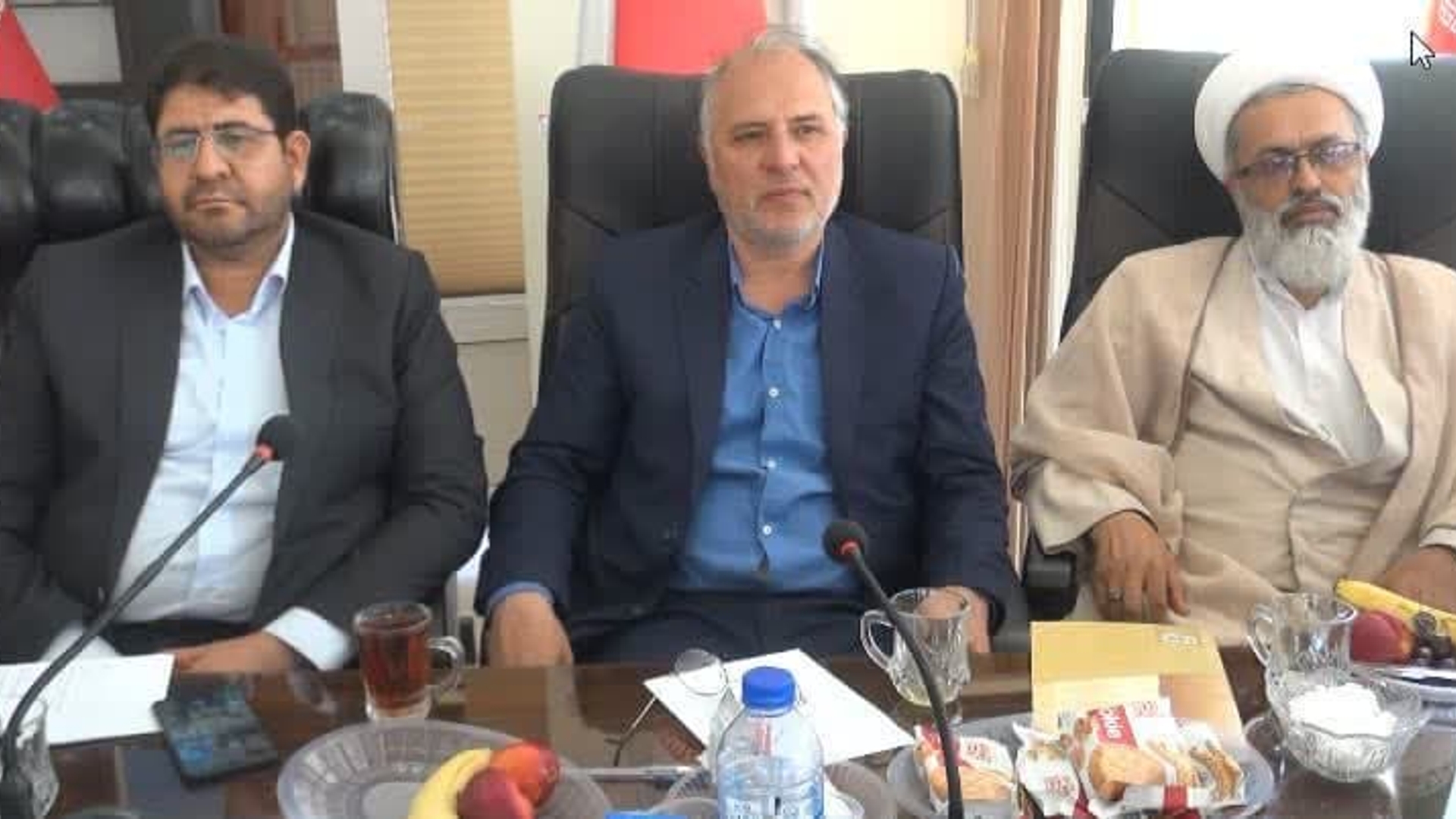 در این جلسه معاون عمرانی استاندار بیان داشت با توجه به محدودیت های مالی و اقداماتی که شهرداری می بایست در سطح شهر انجام بدهد؛ شهرداری ها می بایست برای خود درآمد پایدار بوجود آورند.

🔸اسدی در ادامه گفت شهرداری ها می بایست بر اساس ظرفیت هر شهر محصولات خود را برند سازی کنند مانند فتیر برای شهر اراک، گل برای محلات.

🔹معاون عمرانی استاندار در ادامه ابراز داشت: با توجه به فرمایشات رهبری توجه به درخت کاری شود و هر شهر بر اساس سهمیه محول شده درخت کاری را بر طبق جدول زمان بندی شده انجام بدهد.

🔸همچنین ایشان به مسکن ملی اشاره کرد و طبق وظایف محول شده این امر را اهتمام داشته باشید چون هم دستور رئیس‌جمهور است و هم از نیازهای مبرم مردم.