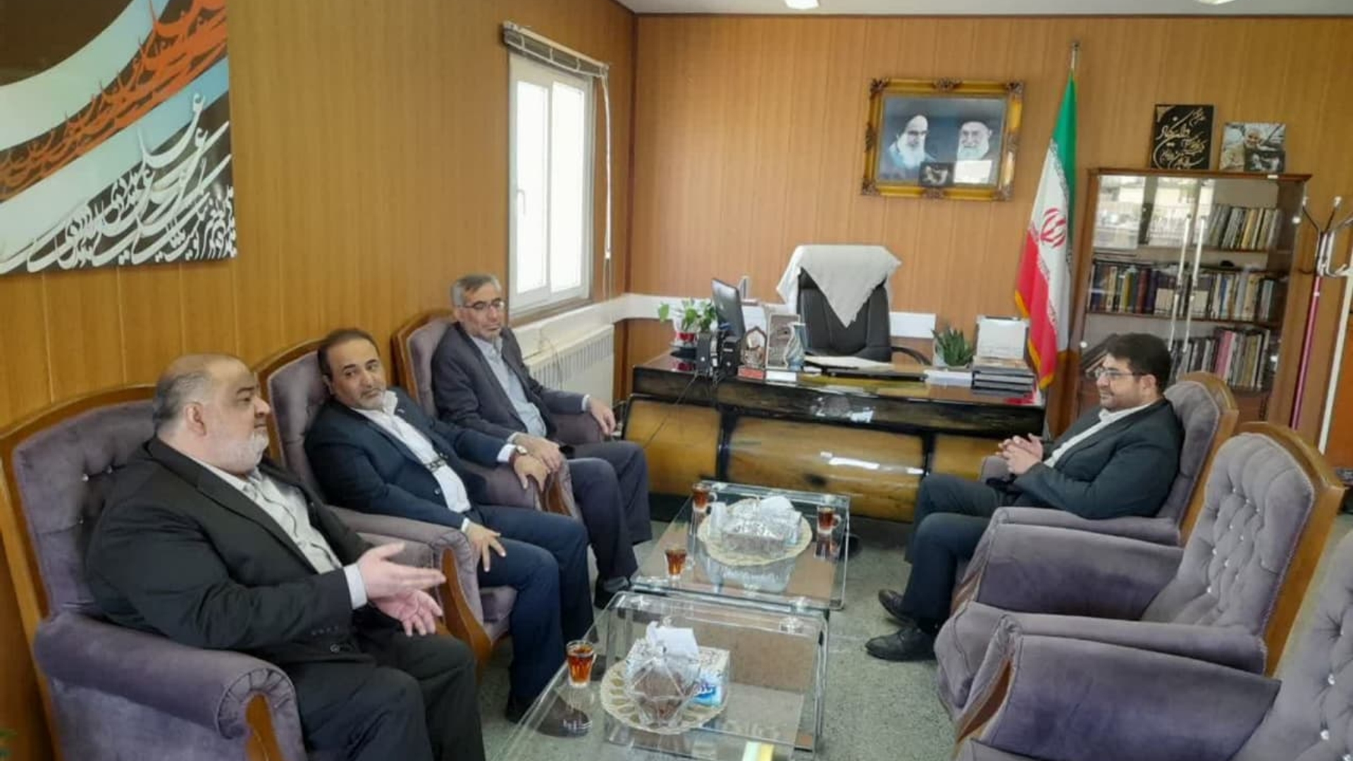 امروز عرب مدیرکل هوا شناسی استان مرکزی با محمدرضا رضایی فرماندار شهرستان تفرش در دفتر فرمانداری دیدار و گفتگو کردند.