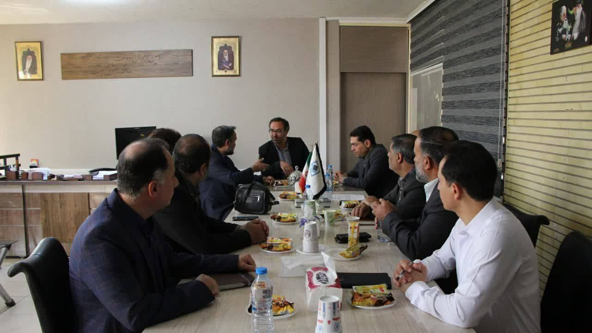 بازدید دبیر کمیسیون مبارزه با قاچاق کالا و ارز استان به همراه رییس دانشگاه علوم پزشکی اراک از انبار جمع آوری و فروش اموال تملیکی استان