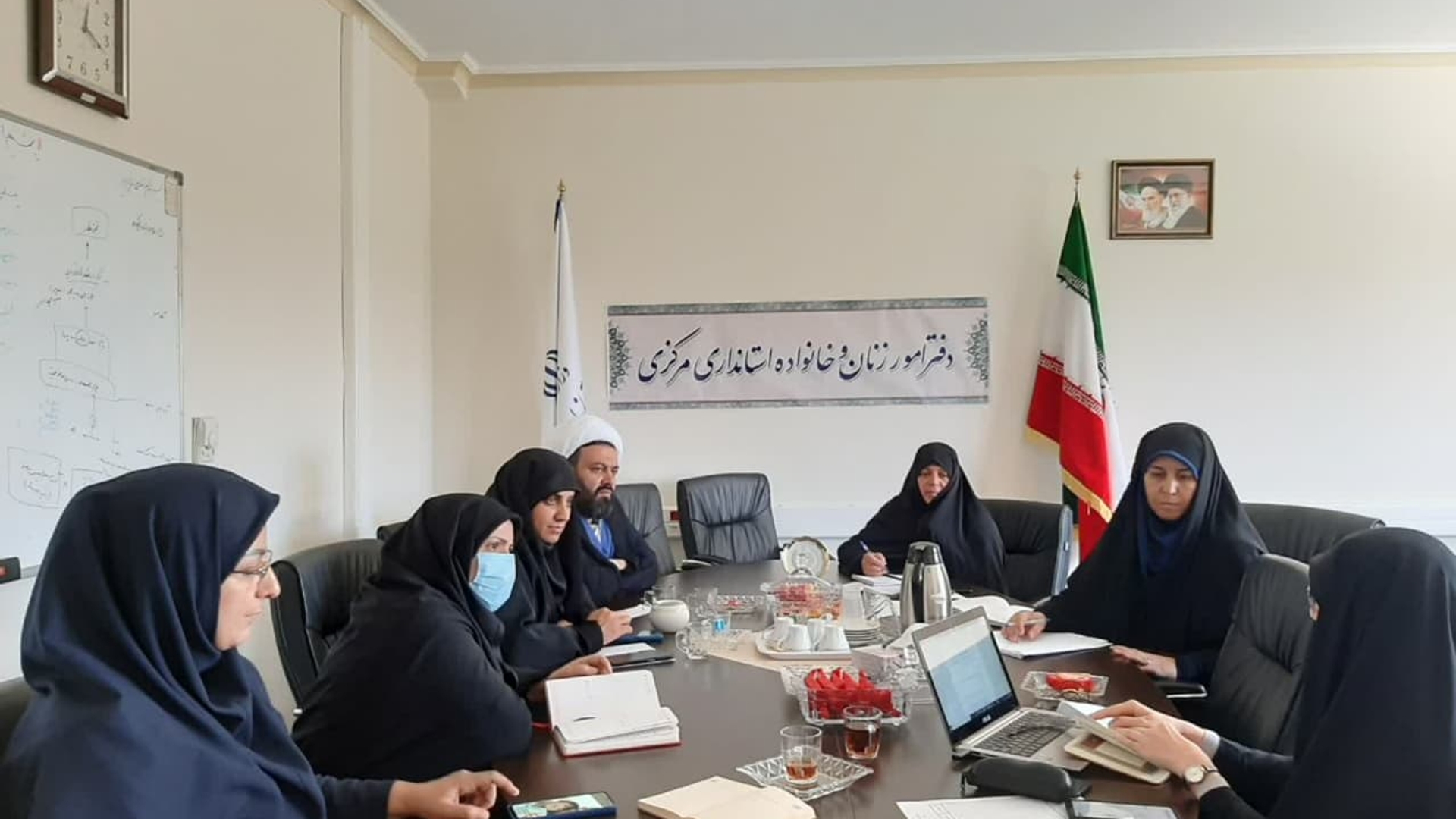 جلسه و پیش  نشست کمیته اجتماعی زنان و خانواده برش استانی نقشه  مهندسی فرهنگی استان به  منظور عملیاتی نمودن نقشه راه حل چالش  تزلزل خانواده  و بحران جمعیت  به ریاست مفتح زاده  مدیر کل دفتر امور  بانوان استانداری  و اعضای جبهه جمعیت استان و دکتر قربانی هیات عضو هیات علمی دانشگاه اراک در محل دفتر امور بانوان استانداری تشکیل گردید  .   ٠٤-٠٤-١٤٠٢