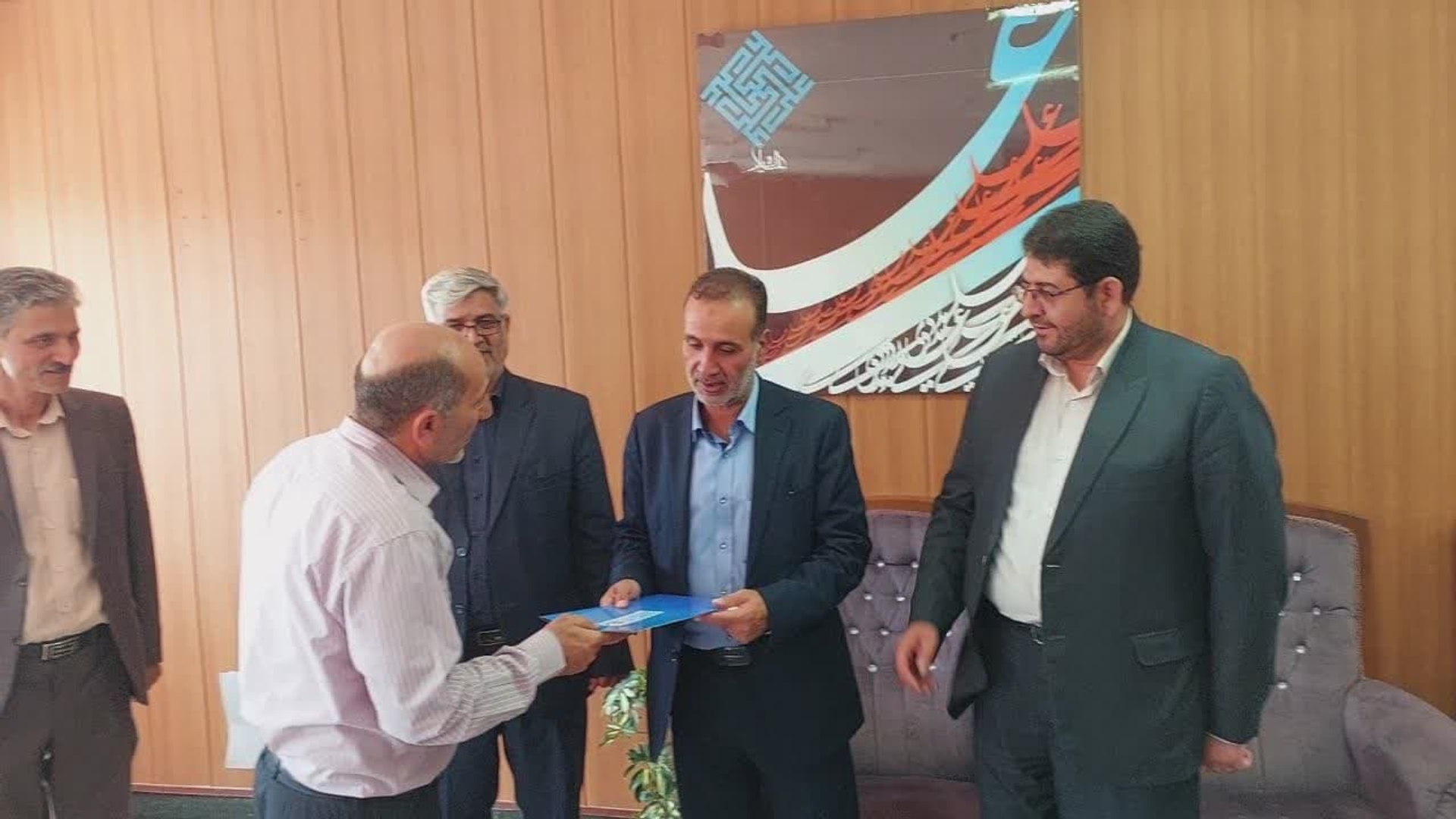 در این مراسم ضمن تقدیر و تشکر از زحمات آقای شاهرخ که به مدت ۱۸ ماه مسئولیت توزیع آب شهرستان را بر عهده داشتند؛ برای آقای سلیمانی سرپرست جدید آب و فاضلاب شهرستان آرزوی موفقیت کردند.