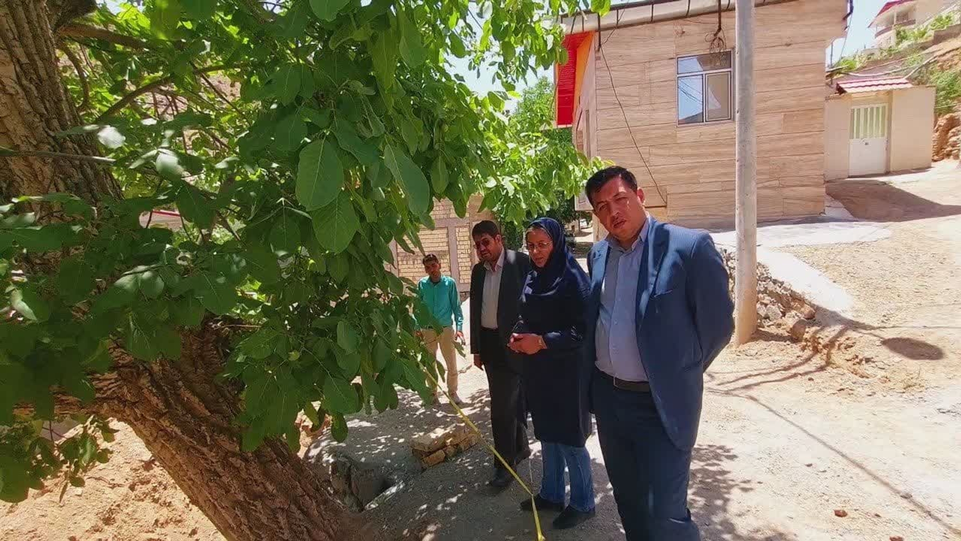 امروز محمدرضا رضایی فرماندار شهرستان تفرش به همراه درودیان بخشدار مرکزی و شمسی رئیس اداره راه و شهرسازی شهرستان از پروژه های در دست اقدام روستای خرازان بازدید کردند.
🔸فرماندار شهرستان تفرش به سرعت بخشیدن طرح ها تاکید داشتند.