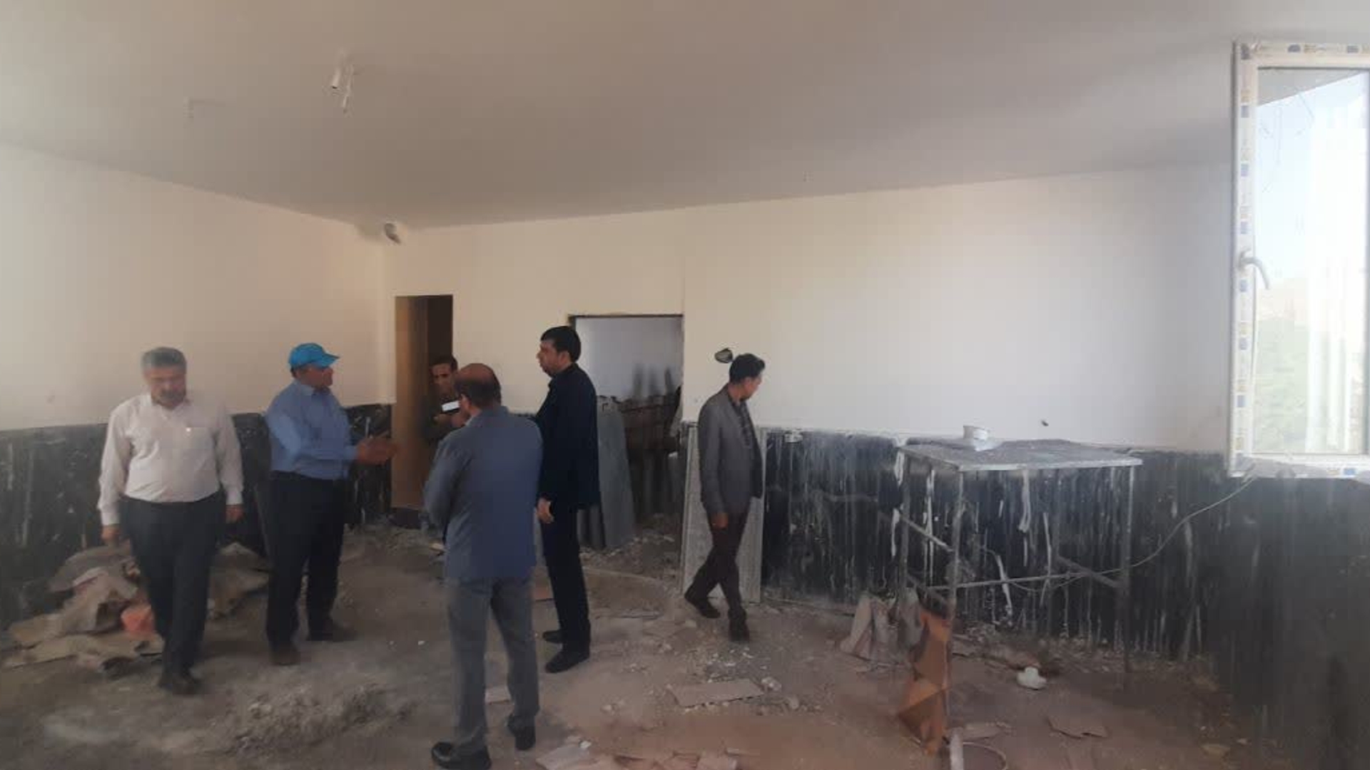 بازدید هادی فرماندار شهرستان وقدیری  بخشدار بخش مرکزی  و مدیریت  ادارات آب. فاضلاب و آموزش و پرورش ناحیه دو . جهاد کشاورزی شهرستان و منابع طبیعی از سطح روستا ضامنجان