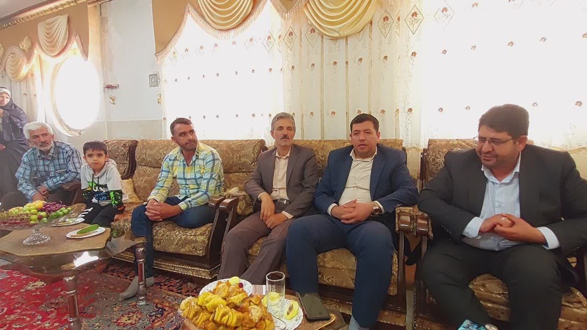 تجلیل فرماندار تفرش از خانواده آقای معین آبادی و تبریک تولد فرزند چهارم