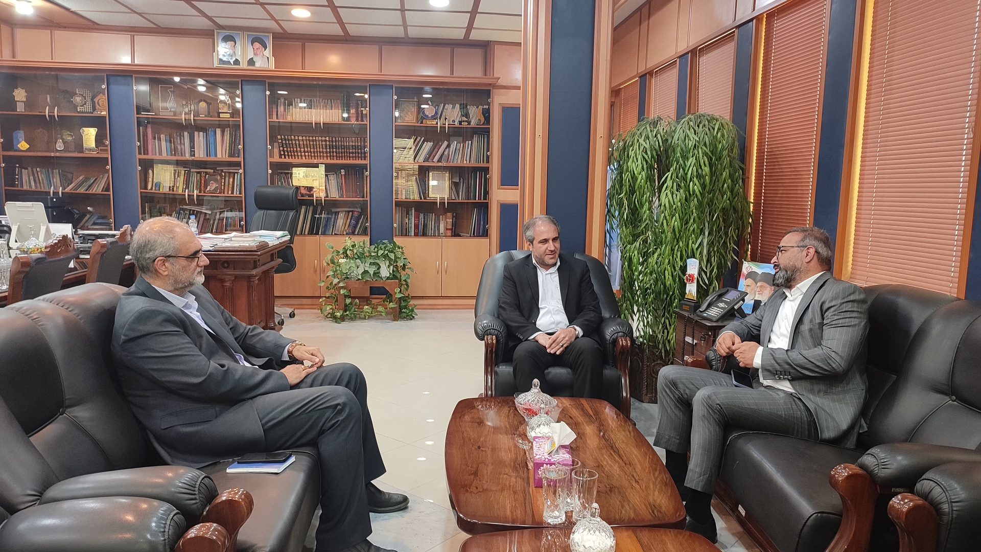 افرند مدیر عامل شهرصنعتی کاوه با مهدی الیاسی معاون استاندار و فرماندار ویژه شهرستان ساوه دیدار و گفتگو کرد.