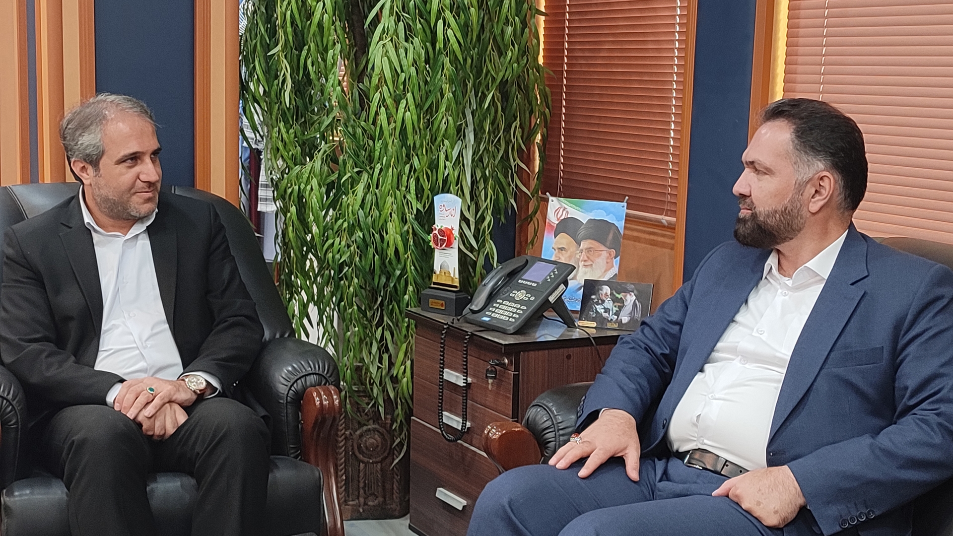 نوراللهی مدیر کل تعزیرات حکومتی استان مرکزی به همراه رییس این نهاد در ساوه با مهدی الیاسی معاون استاندار و فرماندار ویژه شهرستان ساوه دیدار و گفتگو کرد.