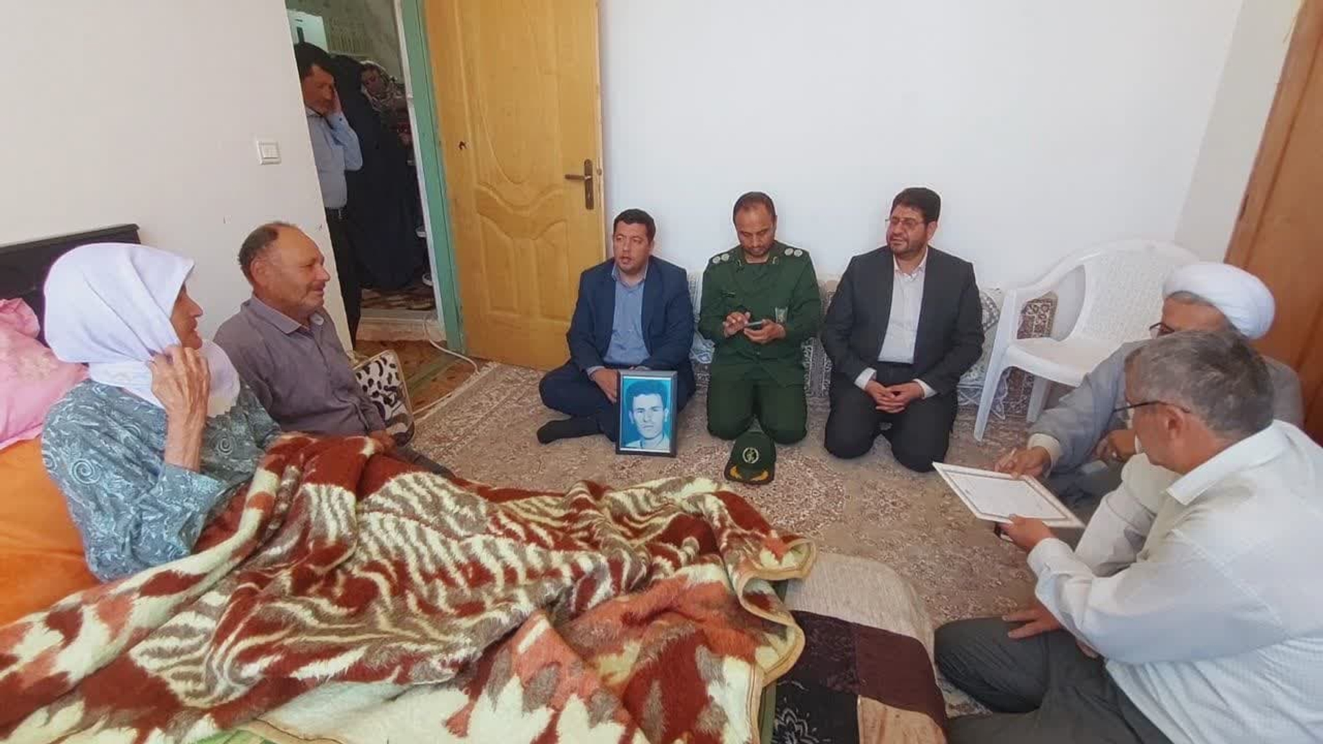 امروز به مناسبت دهه امامت و ولایت، محمدرضا رضایی فرماندار به همراه حجت‌الاسلام اجرائی امام جمعه، سرهنگ پاسدار هاشمی، درودیان بخشدار و عباسی رئیس اداره بنیاد شهید و امور ایثارگران به دیدار مادر شهید سید مصطفی حجازی از اهالی روستای فرک شهرستان تفرش رفت.