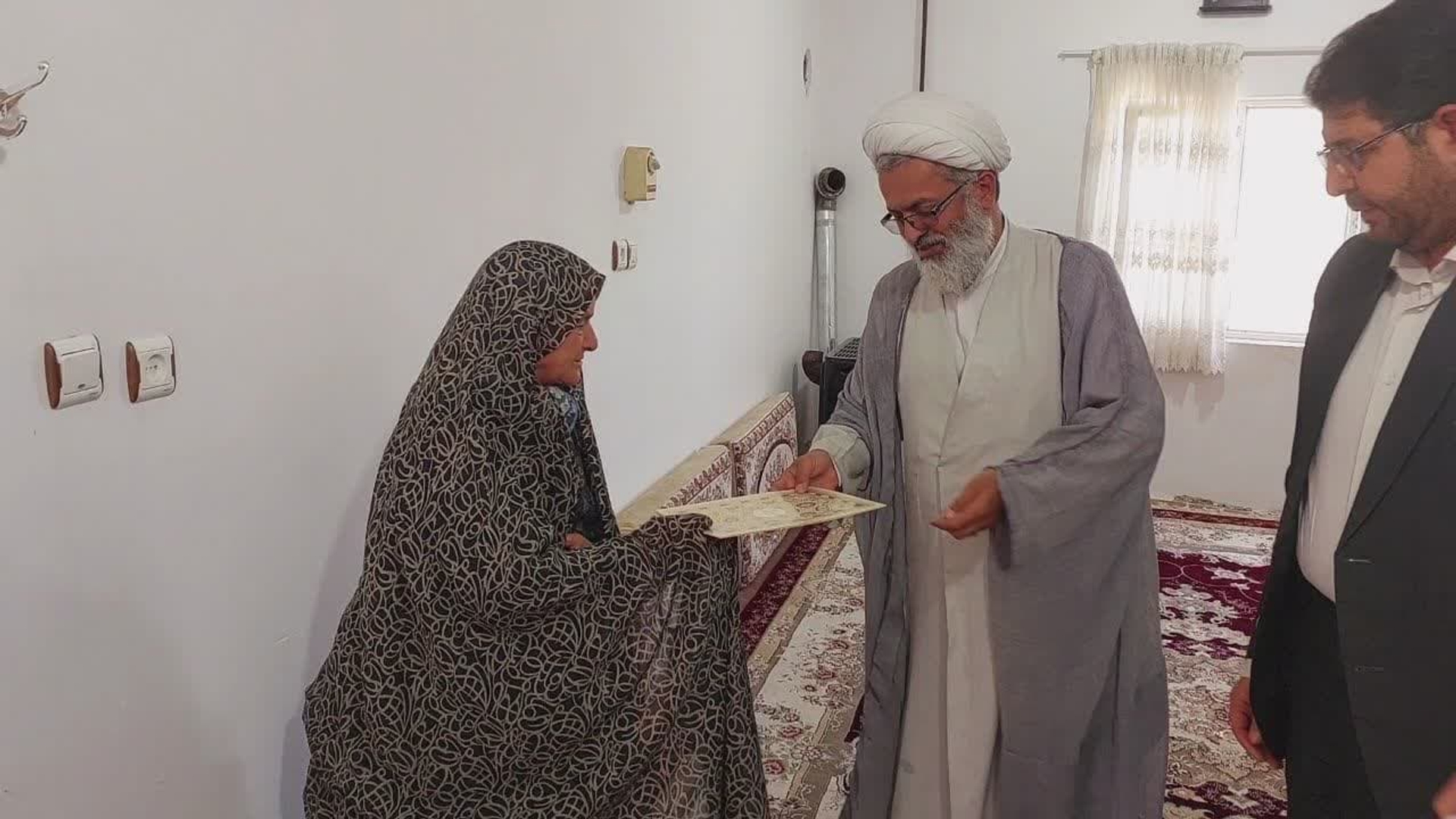 امروز به مناسبت دهه امامت و ولایت، محمدرضا رضایی فرماندار به همراه حجت‌الاسلام اجرائی امام جمعه، سرهنگ پاسدار هاشمی، درودیان بخشدار و عباسی رئیس اداره بنیاد شهید و امور ایثارگران به دیدار مادر شهید محمود هزارخانی از اهالی روستای جفتان شهرستان تفرش رفت.