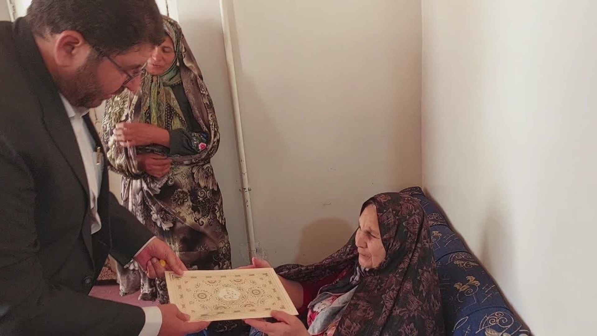 امروز به مناسبت دهه امامت و ولایت، محمدرضا رضایی فرماندار به همراه حجت‌الاسلام اجرائی امام جمعه، سرهنگ پاسدار هاشمی، درودیان بخشدار و عباسی رئیس اداره بنیاد شهید و امور ایثارگران به دیدار پدر و مادر  شهید ولی الله درویشی از اهالی روستای کریان شهرستان تفرش رفت.