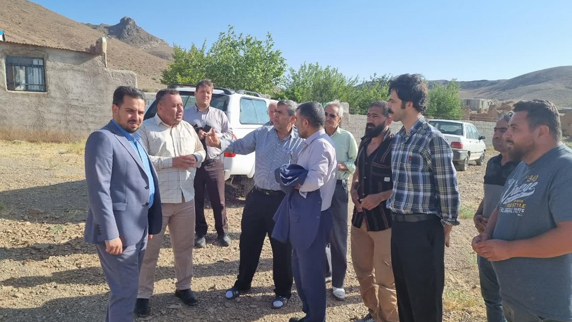 بازدید فرماندار و سایر مسئولین از روستای قشلاق نظر لو و بررسی مشکلات مردم روستا
