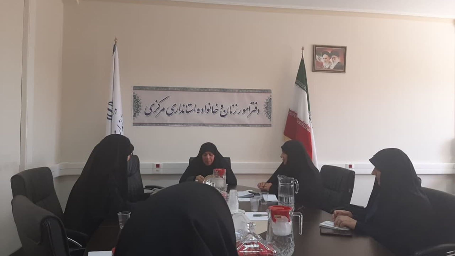 به ریاست مفتح زاده مدیرکل دفترامور بانوان و خانواده جلسه کمیته فرهنگی و آموزشی بانوان ستاد اربعین ، پیرامون نحوه مشارکت بانوان در برگزاری مراسم اربعین با حضور اعضادر محل دفترامور بانوان استانداری برگزار  گردید . ١١-٠٤-١٤٠٢