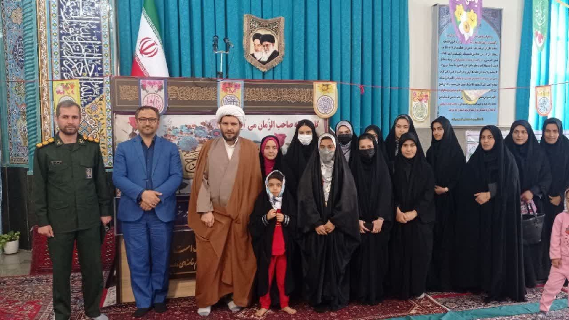 🔺حضور دانش آموزان و عوامل اجرایی و آموزشی آموزشگاه عصمت عیسی آباد در نماز جمعه امروز  شهر کمیجان