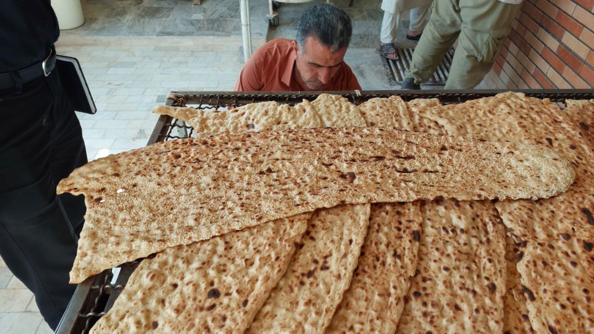 بازرسی سرزده از نانوایی ها و رسیدگی به مشکلات حوزه آرد و نان در شهرستان محلات
