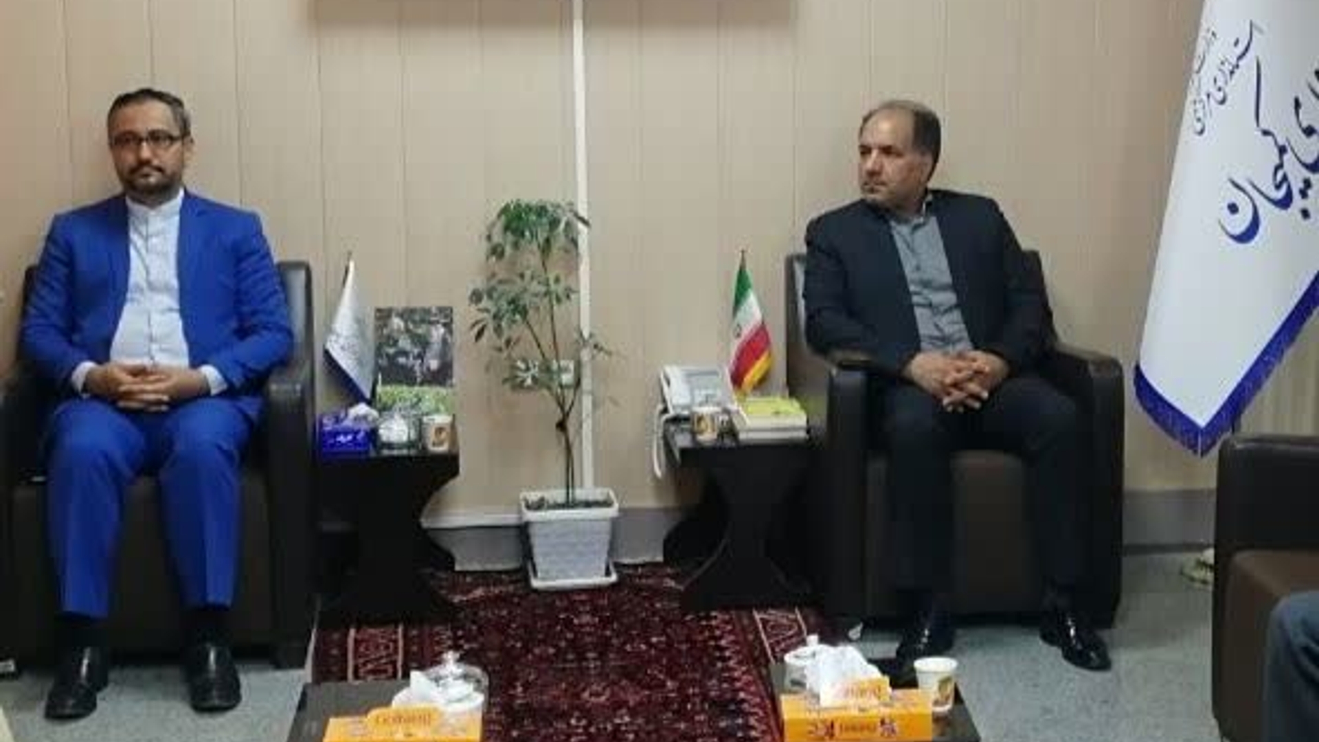 در راستای حمایت از هنرمندان شهرستان غرفه های بازارچه صنایع دستی شهرستان بصورت رایگان در اختیار هنرمندان قرار خواهد گرفت.