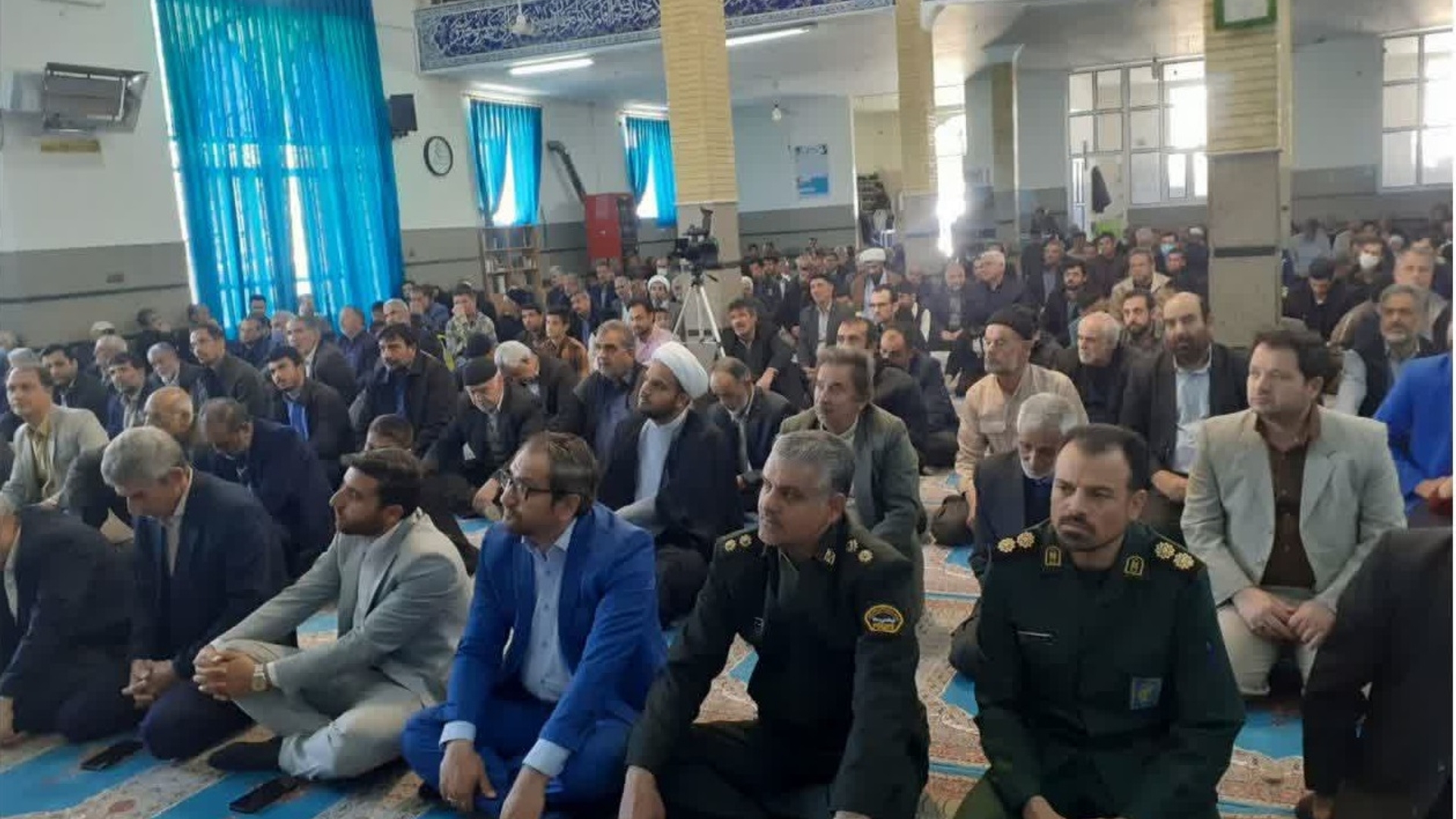 نماز عبادی سیاسی جمعه این هفته به امامت حجت الاسلام سعیدی امام جمعه شهرستان کمیجان با شکوهی هرچه تمامتر  بر گزار گردید.