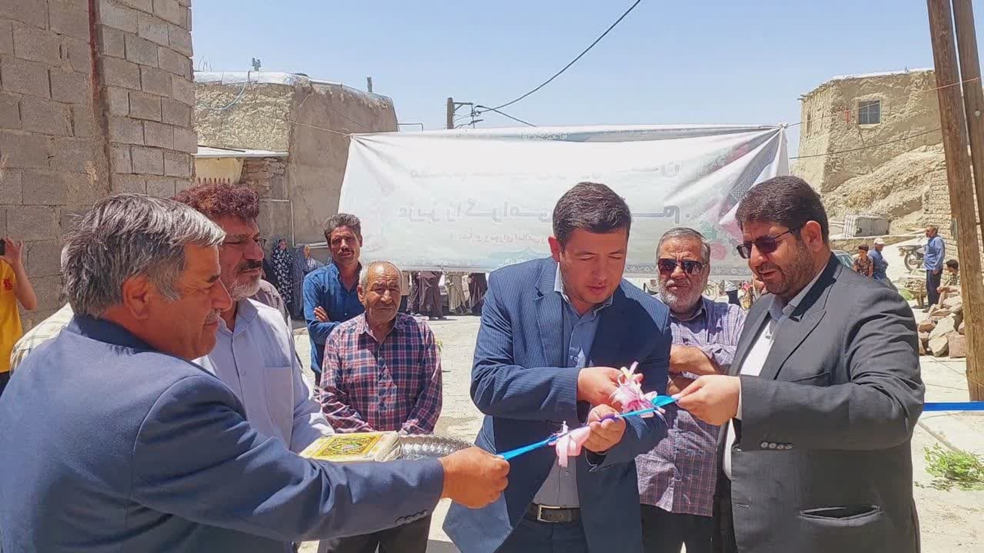 به مناسبت فرارسیدن روز دهیار؛ محمد رضا رضایی فرماندار شهرستان تفرش به همراه درودیان بخشدار؛ سنگ فرش روستای کهلو علیا را افتتاح کردند.