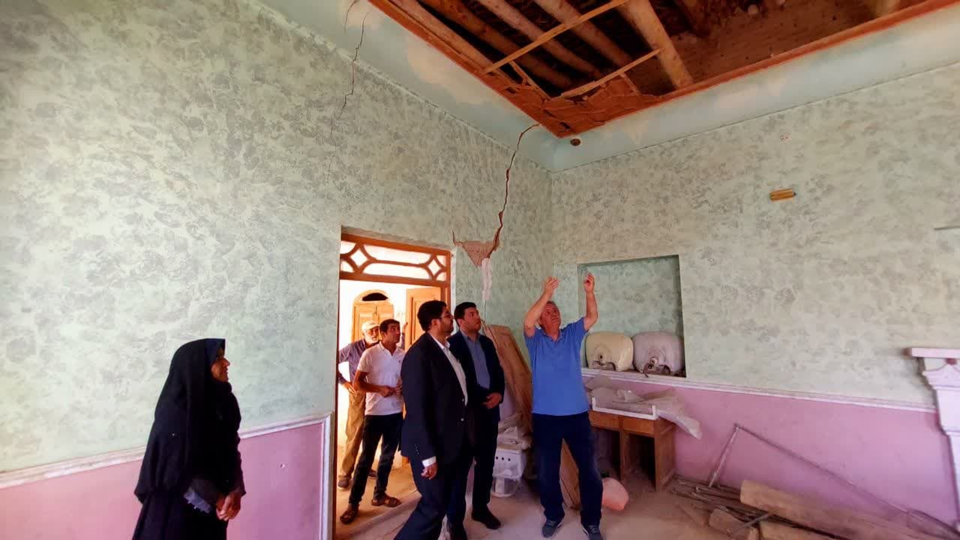 امروز محمدرضا رضایی فرماندار شهرستان تفرش به همراه درودیان بخشدار از عمارت شجاع لشکر واقع در نوبهار دیدن کرد.