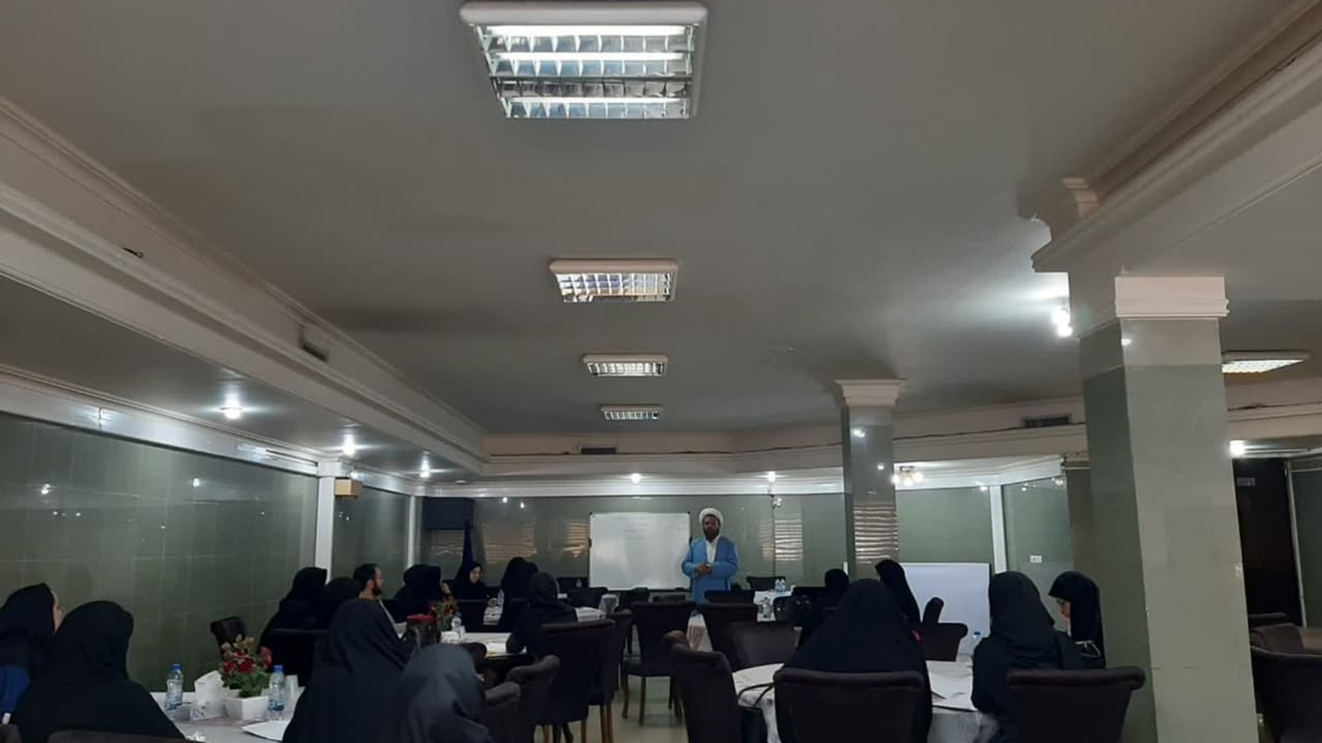 سومین جلسه توجیهی با موضوع گام دوم تحول راهبردی جمعیت به ریاست خانم آقا محمدی معاون مدیرکل دفترامور بانوان استانداری مرکزی و با حضورحجت الاسلام تاج آبادی مسئول ستاد مردمی جمعیت استان ،اعضای ستاد ، کارشناسان اموربانوان فرمانداری ها ،کارشناسان جمعیت شبکه های بهداشت و نماینده مردمی شهرستان ها دراستانداری برگزار گردید .  ١٤-٠٤-١٤٠٢