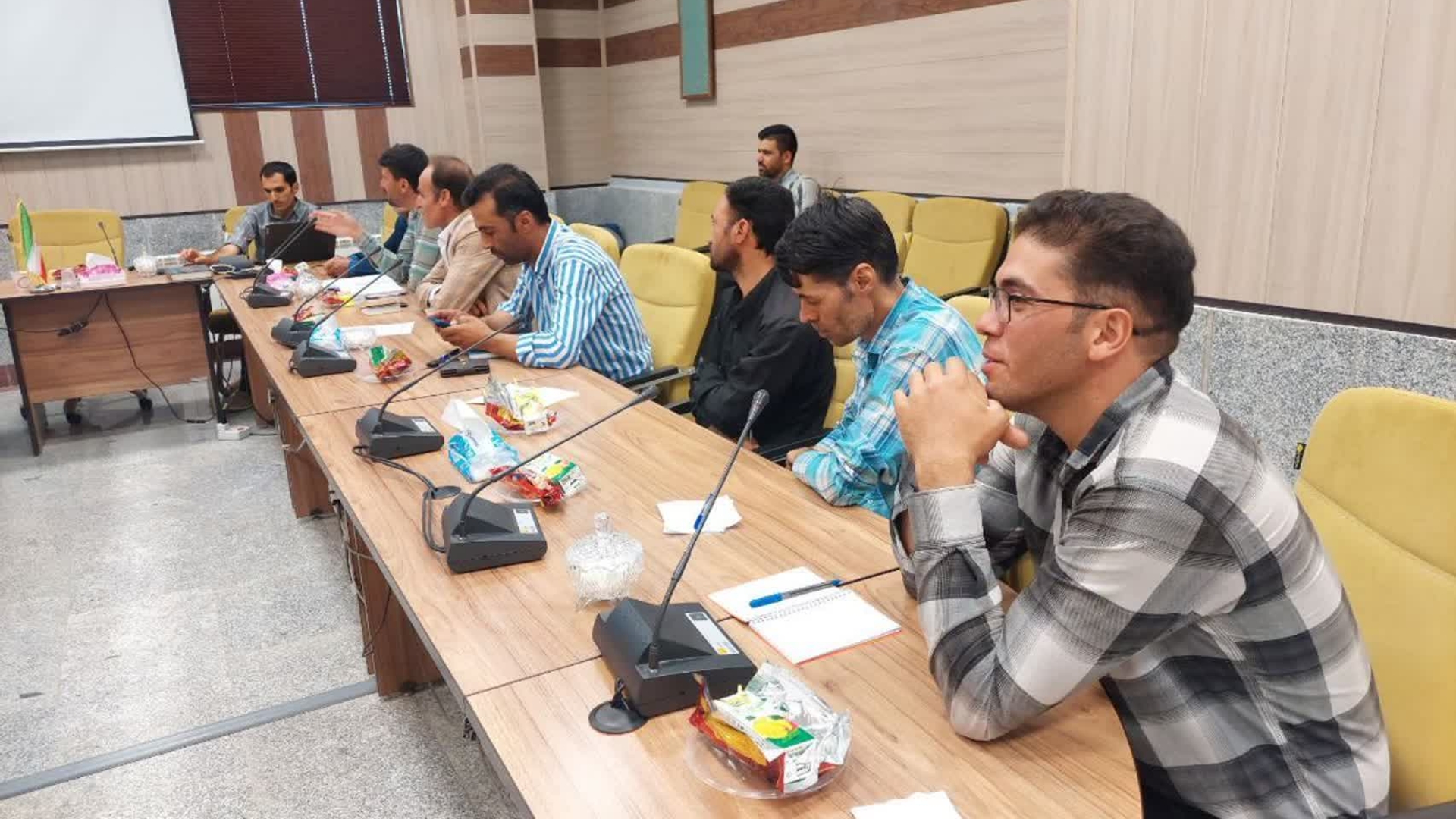 برگزاری کارگاه آموزشی با عنوان قانون رسیدگی به تخلفات اداری، قانون سلامت اداری، تجربه نگاری ویژه دهیاران بخش قره کهریز شهرستان شازند