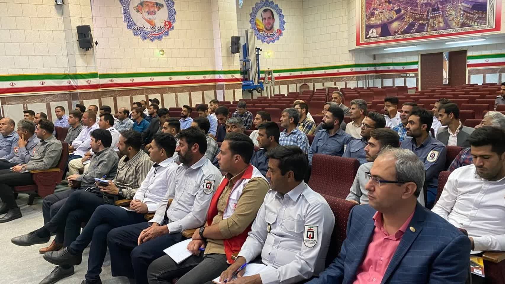 برگزاری کارگاه آموزشی با عنوان" ایمنی و آتش نشانی در روستا" ویژه مسئولین، آتش نشانان، رانندگان و نیروهای امریه پایگاه های آتش نشانی دهیاری های تابعه استان