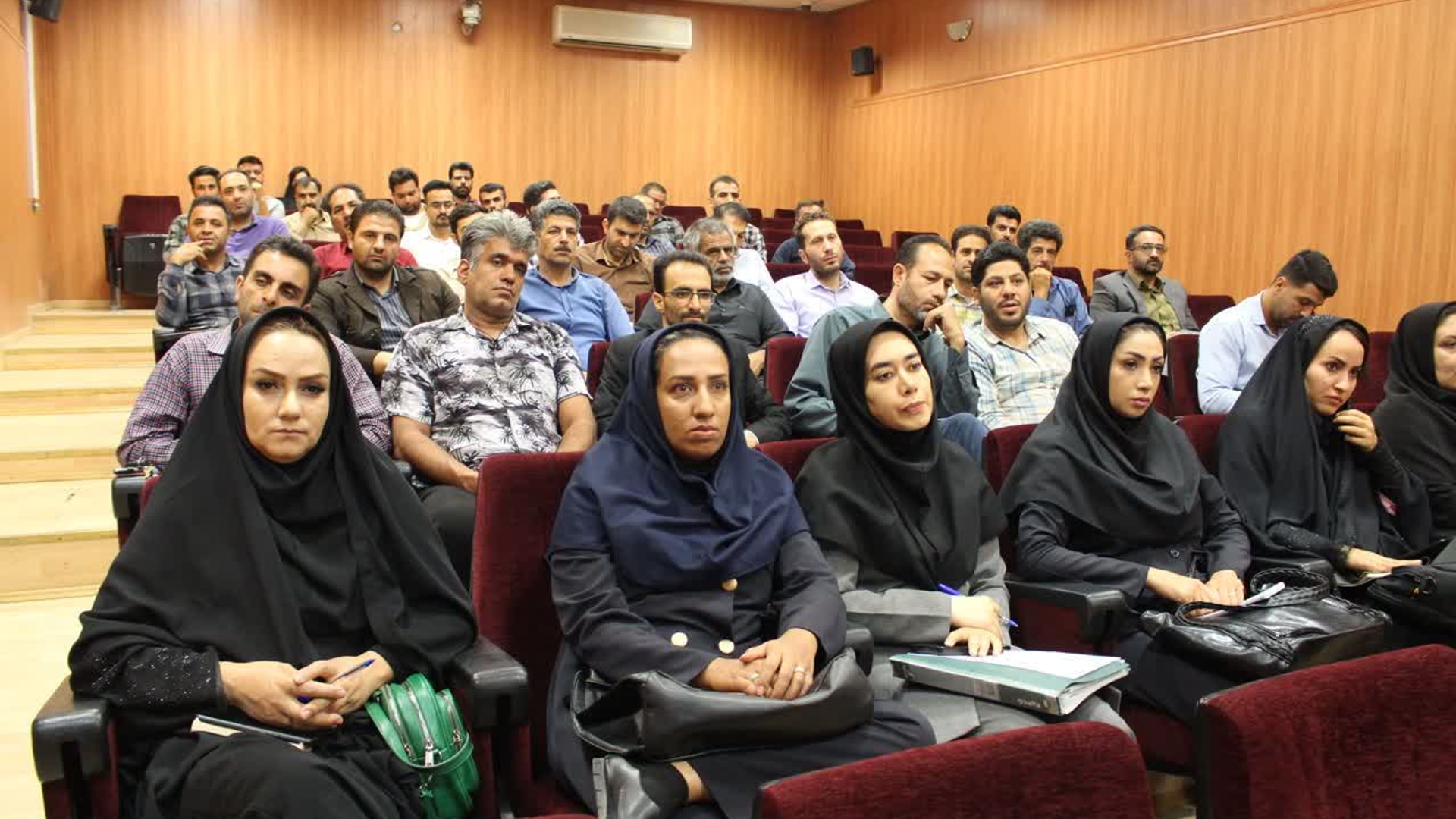 برگزاری کارگاه آموزشی با عنوان قانون رسیدگی به تخلفات اداری، قانون سلامت اداری، تجربه نگاری ویژه دهیاران بخش مرکزی شهرستان اراک