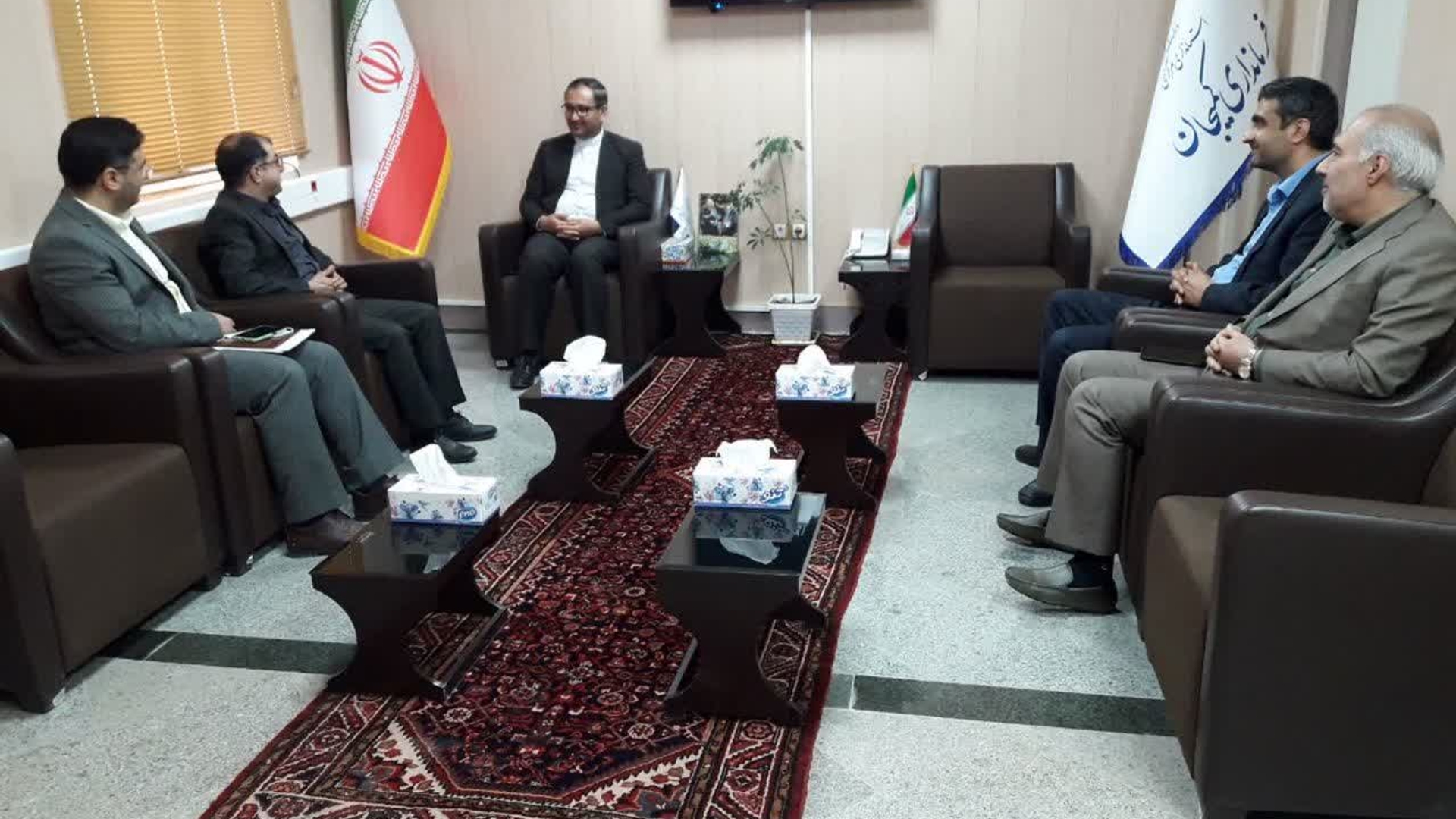 بررسی مشکلات و راهکارهای توسعه اشتغال با حضور نوروزی مدیر صندوق کارآفرینی امید استان به اتفاق معاونین و مدیر شهرستان در نشست با فرماندار کمیجان