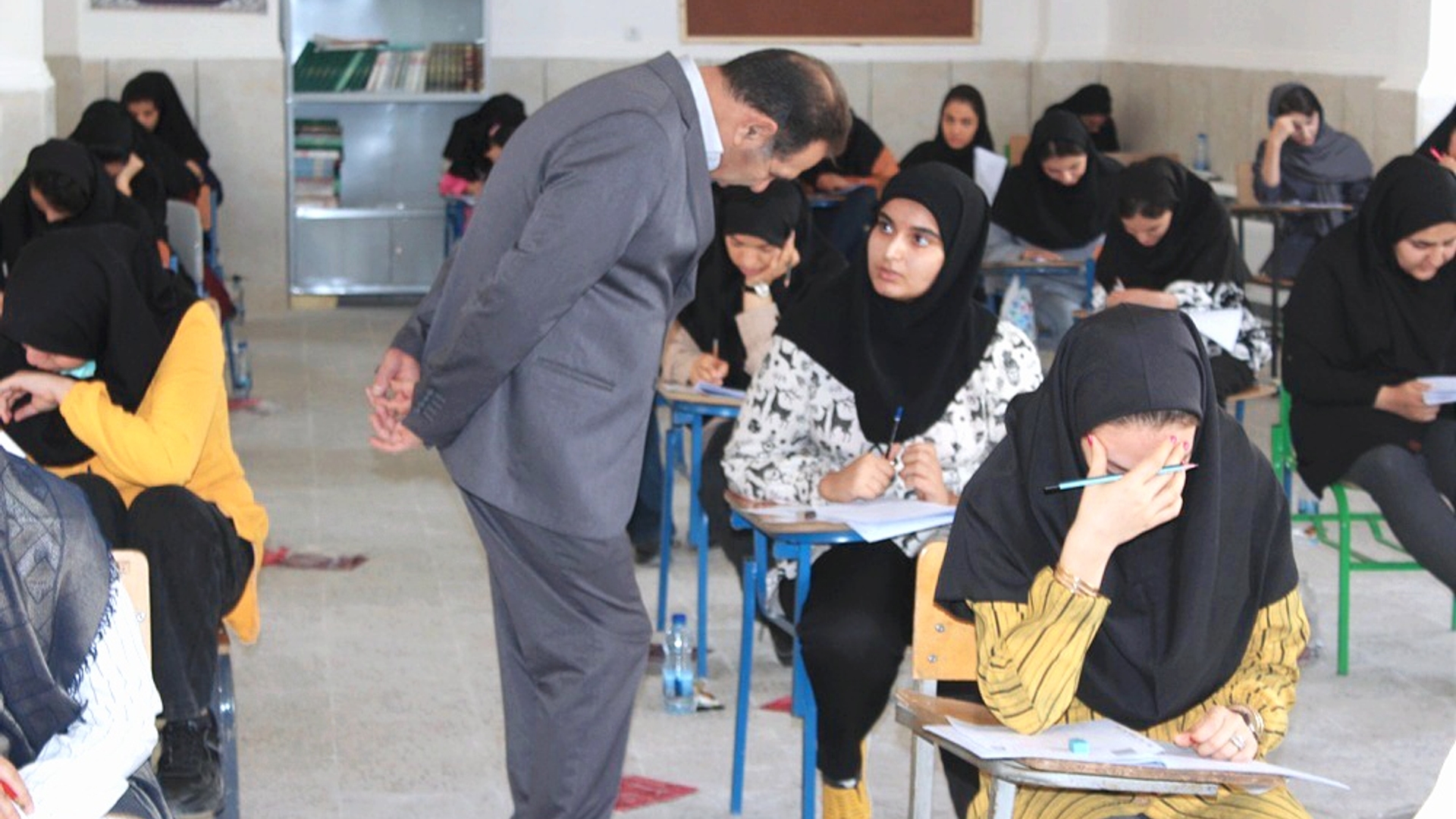 بازدید سرپرست فرمانداری از حوزه های برگزاری آزمون سراسری در شهر شازند