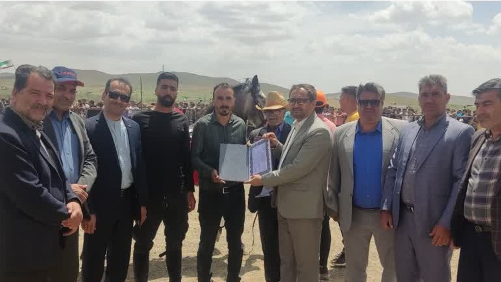 تقدیر از شرکت کنندگان در سومین دوره همایش اسب سواری و حرکات نمایشی روستای سمقار با حضور فرماندار شهرستان کمیجان