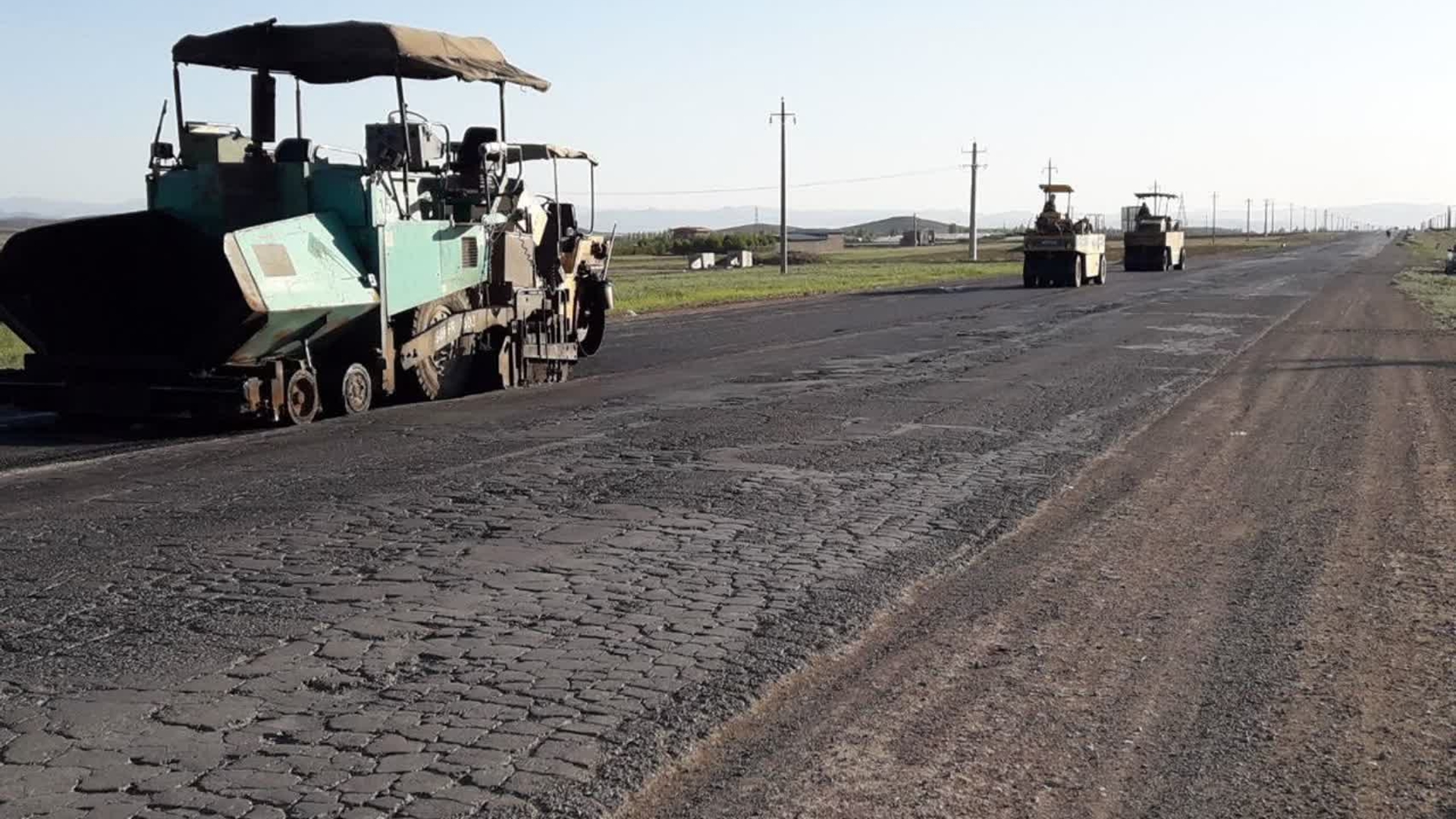 آغاز آسفالت ریزی پروژه محور کمیجان_فراهان توسط شرکت جهاد نصر به طول ۵ کیلومتر