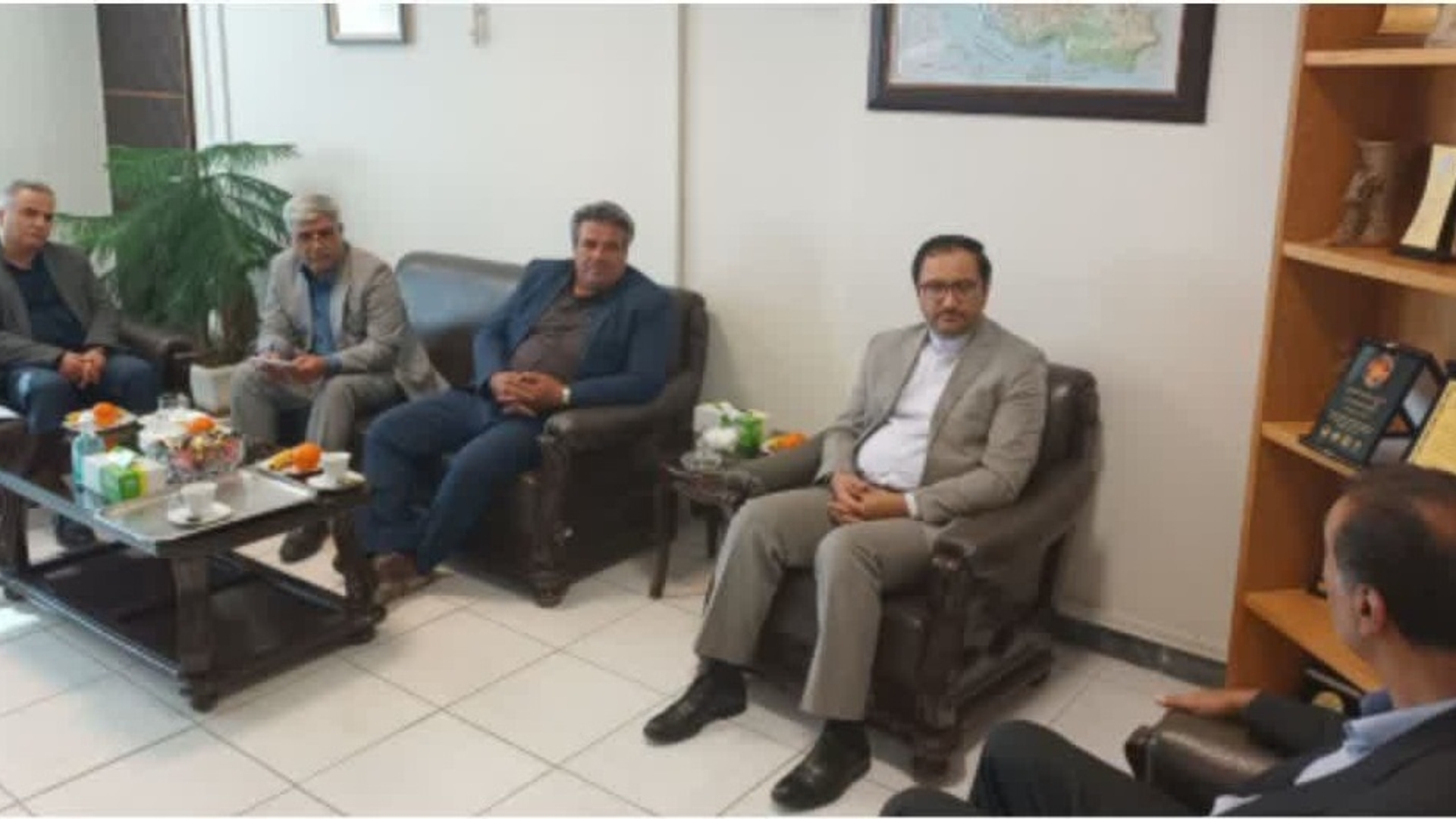 بررسی راهکارهای رفع مشکلات حوزه آب و فاضلاب شهرستان