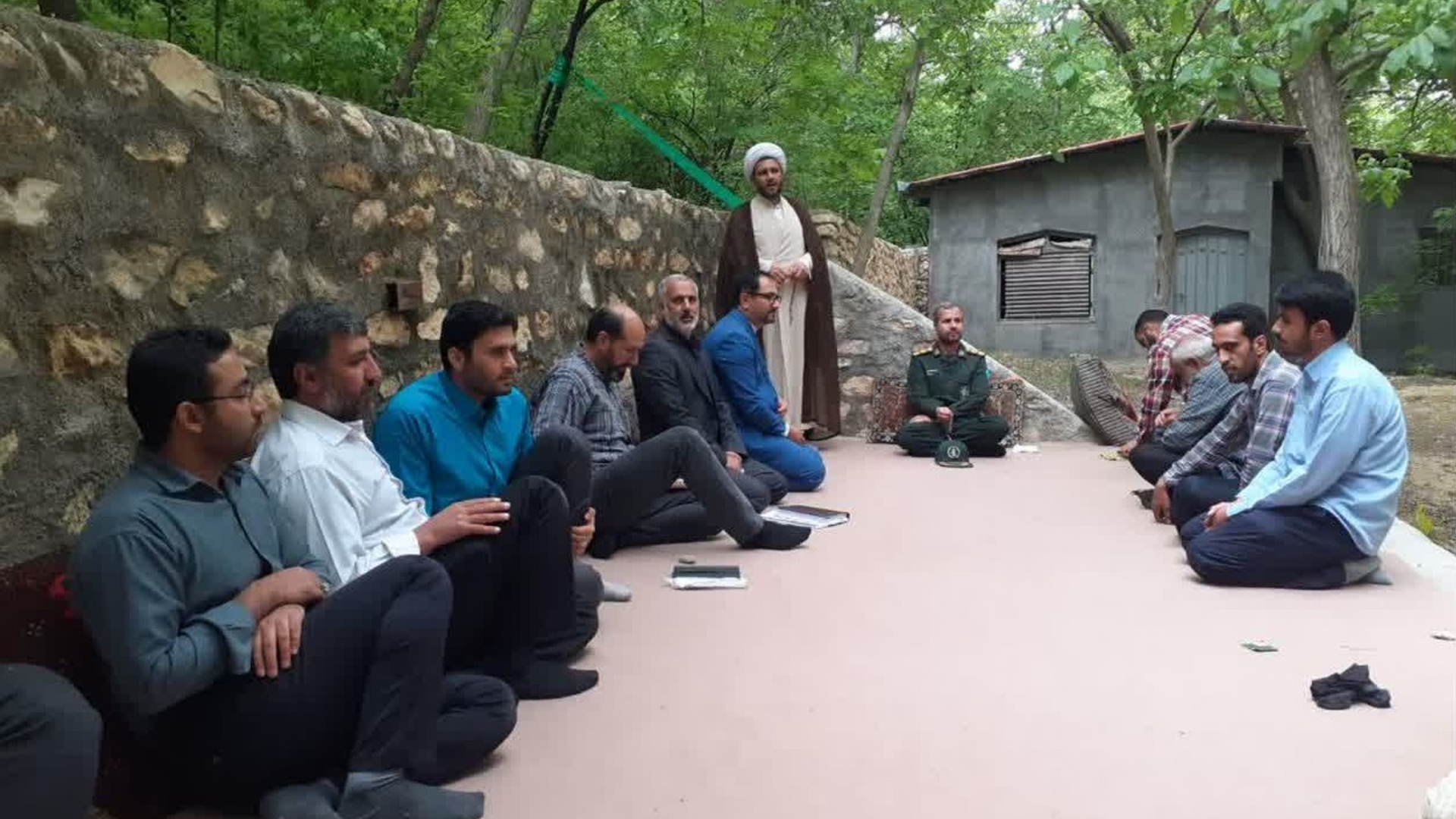 حضور ابراهیم رستمی، فرماندار کمیجان به اتفاق حجه الاسلام سعیدی امام جمعه و سرهنگ کمیزی ، فرمانده ناحیه مقاومت بسیج در جمع نیروهای جهادی از سراسر استان در روستای وفس