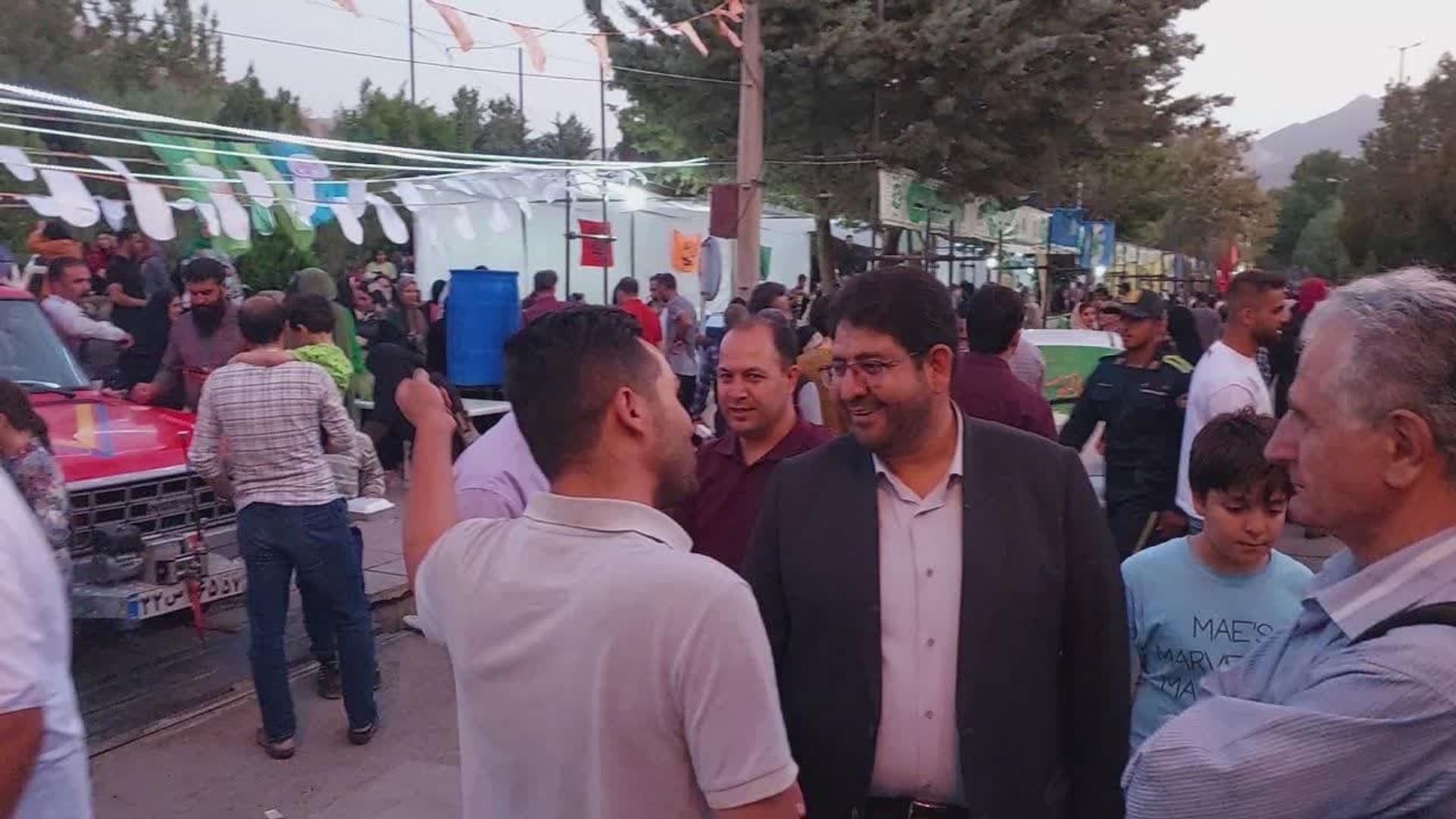 امشب به مناسبت عید غدیر خم برای اولین بار تمام هئیت های مذهبی شهر تفرش به اتفاق یکدیگر ده هزار اطعام بین همشهریان تفرشی تهیه و توزیع کردند.