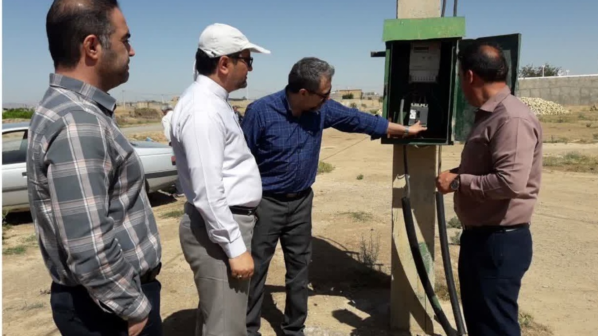 بازدید میدانی فرماندار به اتفاق مدیران آبفا و توزیع برق شهرستان از تاسیسات آب روستای امامزاده عباس