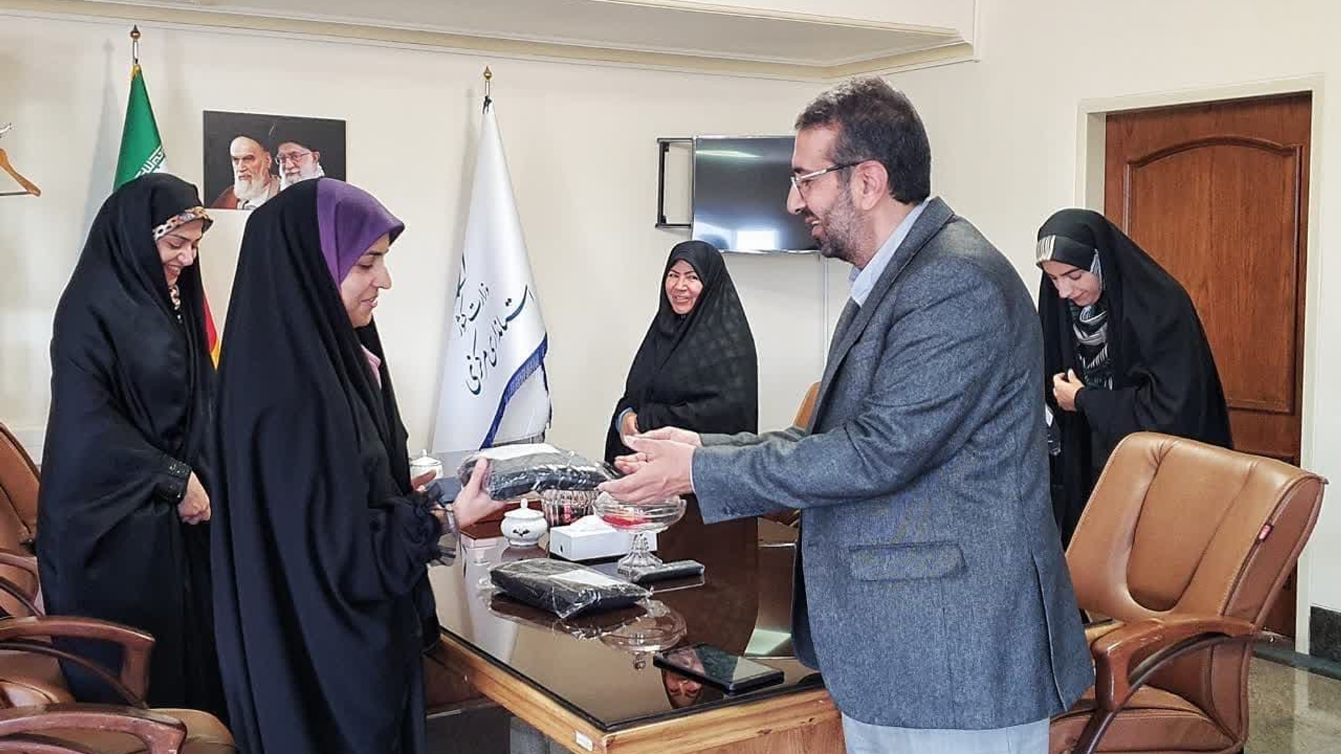 اهدای حجاب برتر به بانوان برگزیده