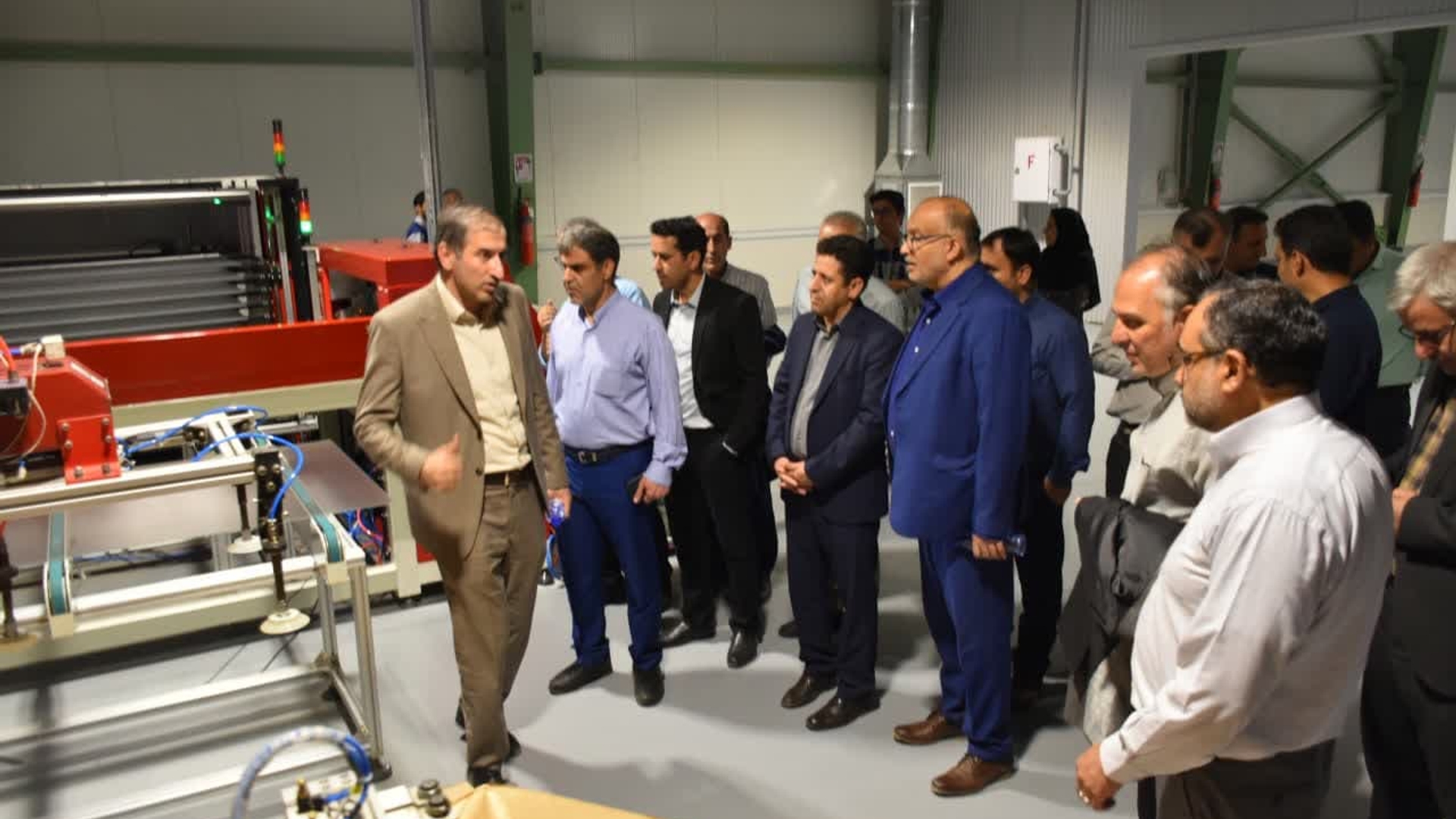 معاون وزیر نیرو و مدیر عامل ساتبا از شرکت مانا انرژی پاک در خمین بازدید کرد