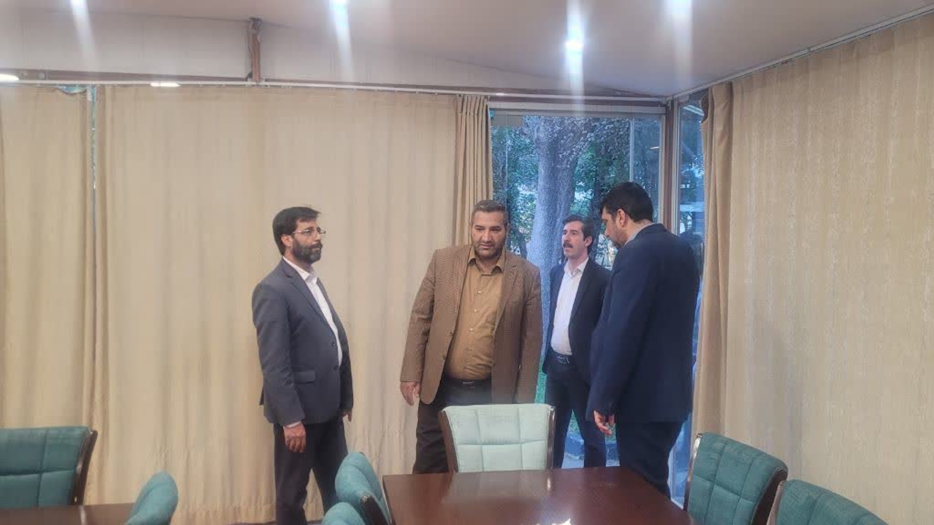 ❇️عصر روز دوشنبه تاریخ ۱۴۰۲-۲-۱۹ هادی فرماندار شهرستان اراک به اتفاق مددی معاون برنامه ریزی و توسعه و با حضور امیدی مدیر کل تعاون، کار و رفاه اجتماعی استان از مجموعه تفریحی ورزشی کارگران اراک حاضر و از نحوه ارائه خدمات به متقاضیان وشهروندان فهیم شهرستان  بازدید نمودند