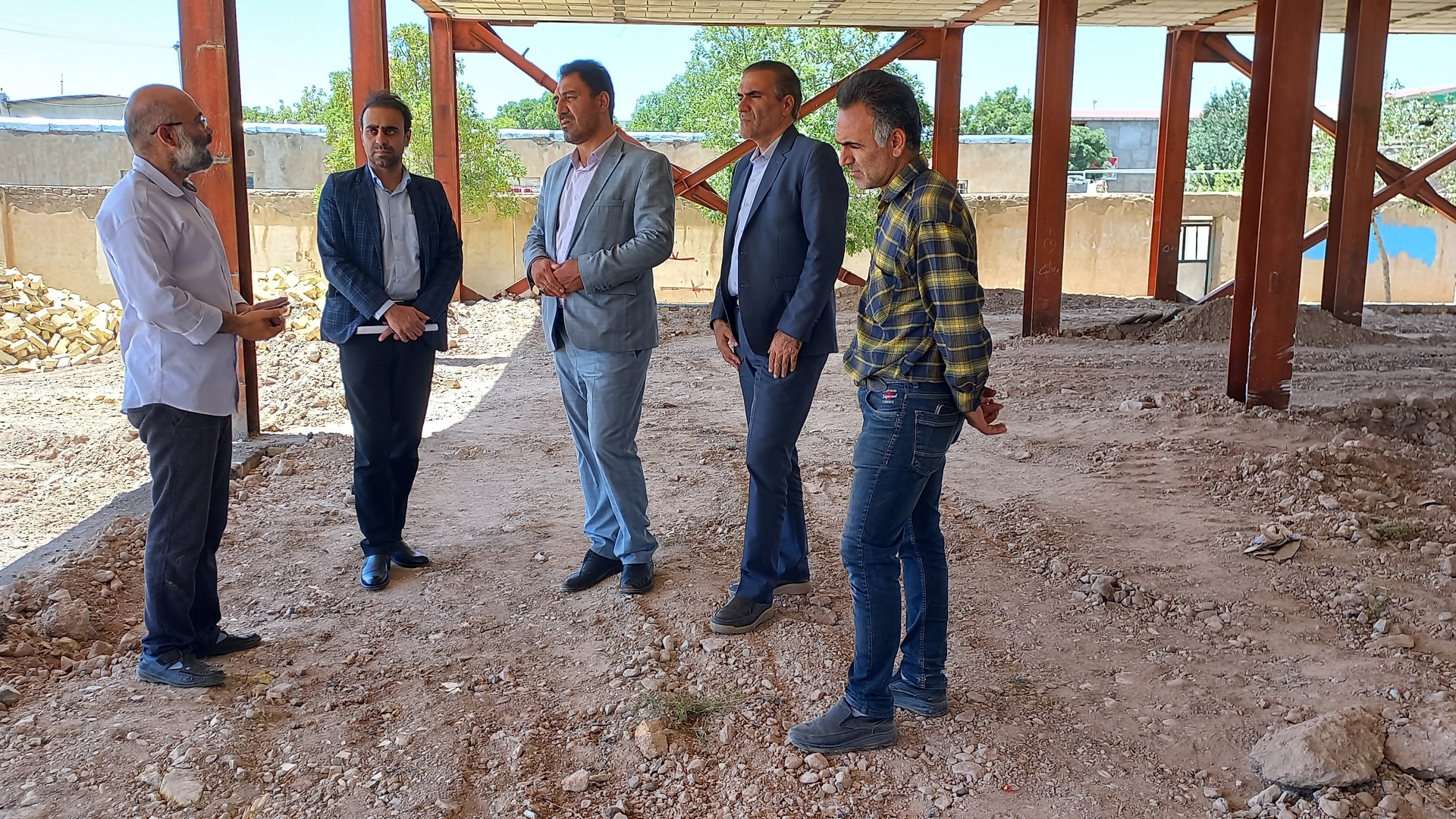 بازدید جناب آقای پیر اسبقی  معاون فرماندار و جناب آقای شالیان مقدم بخشدار زاویه و سایر مدیران مربوطه از پروژه ساخت مدرسه روستای حکیم آباد.